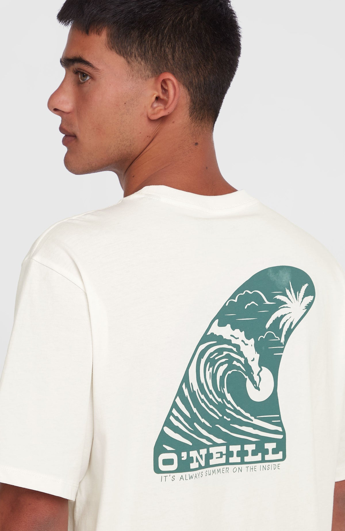 Surf Co T-Shirt für Herren, weiß mit Logo-Print in Grün, Nahaufnahme des Prints auf der Rückseite am Model