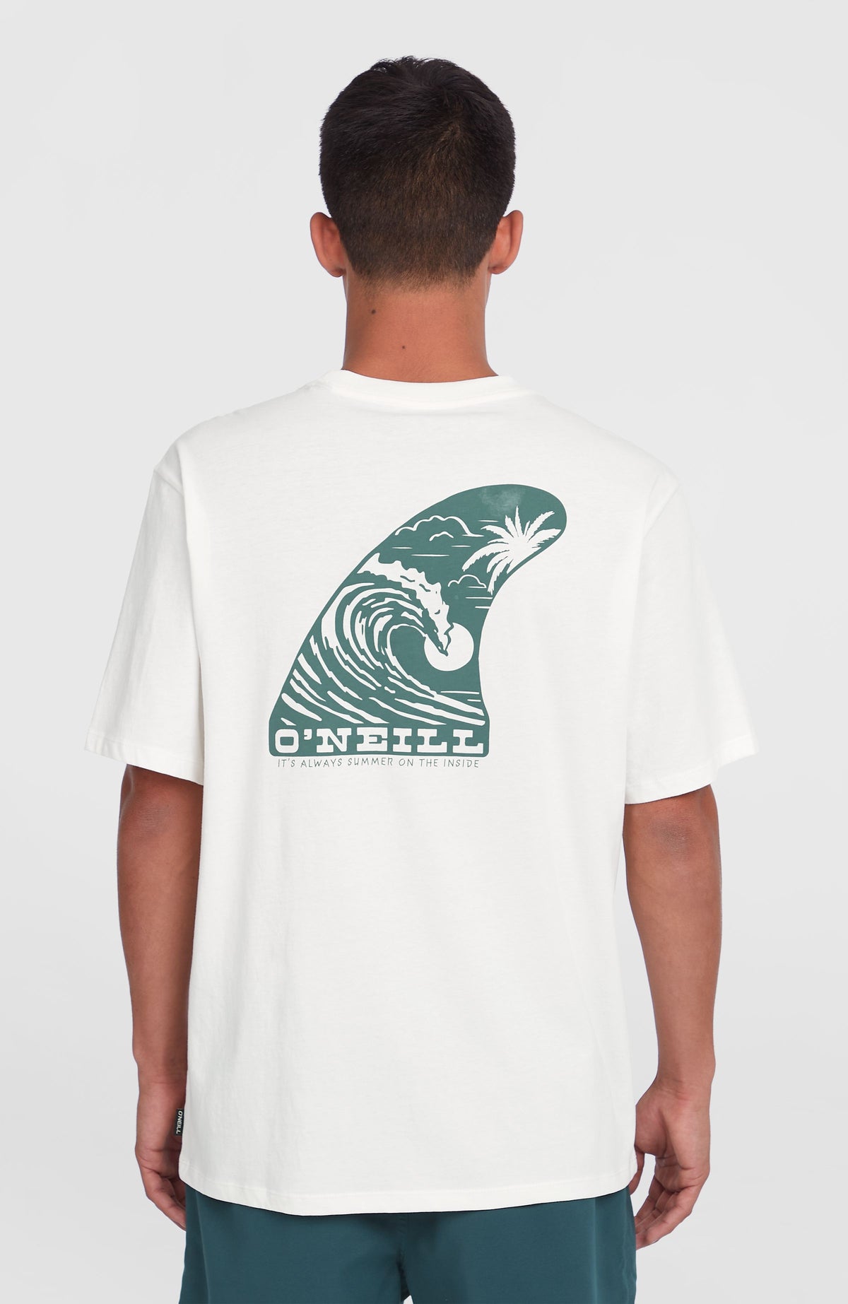 Surf Co T-Shirt für Herren, weiß mit Logo-Print in Grün, Rückansicht getragen am Model mit großem Print