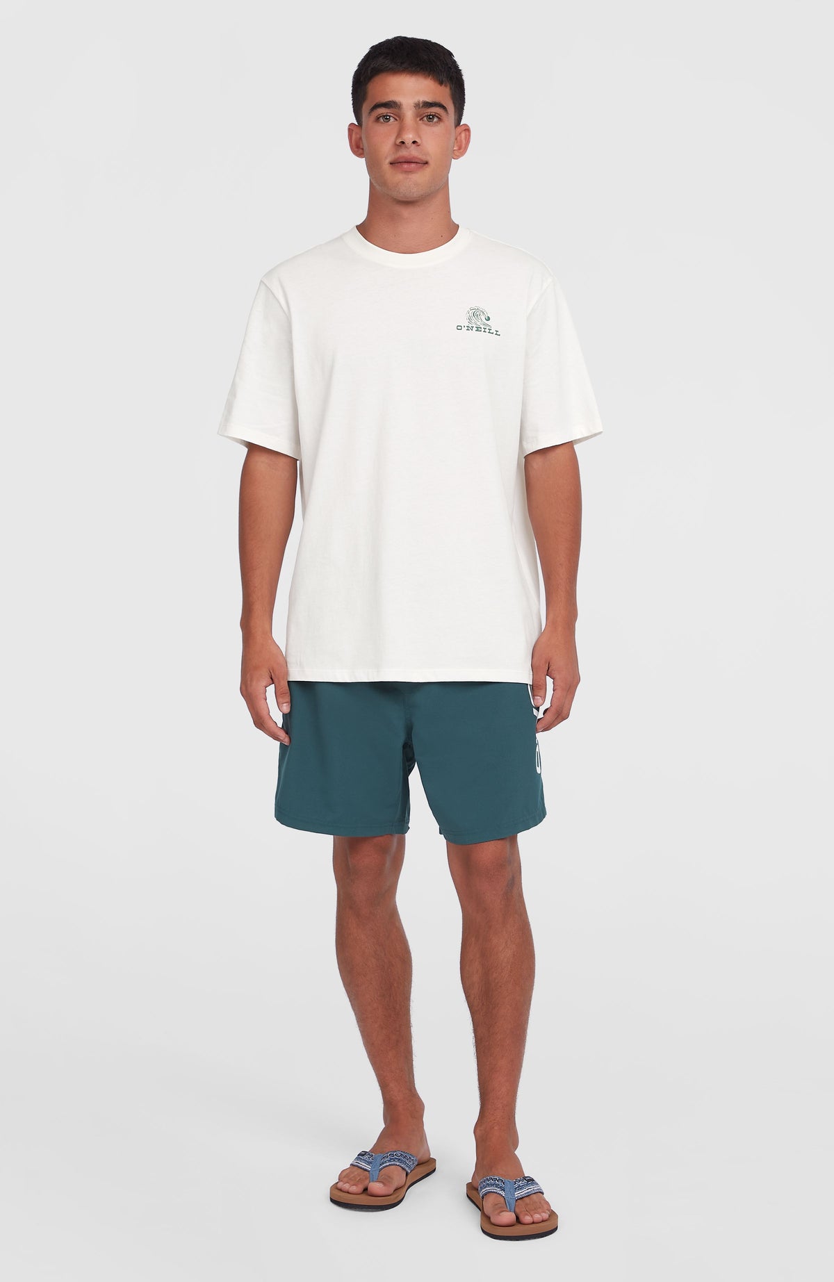 Surf Co T-Shirt für Herren, weiß mit Logo-Print in Grün, Ganzkörperansicht von vorne getragen am Model