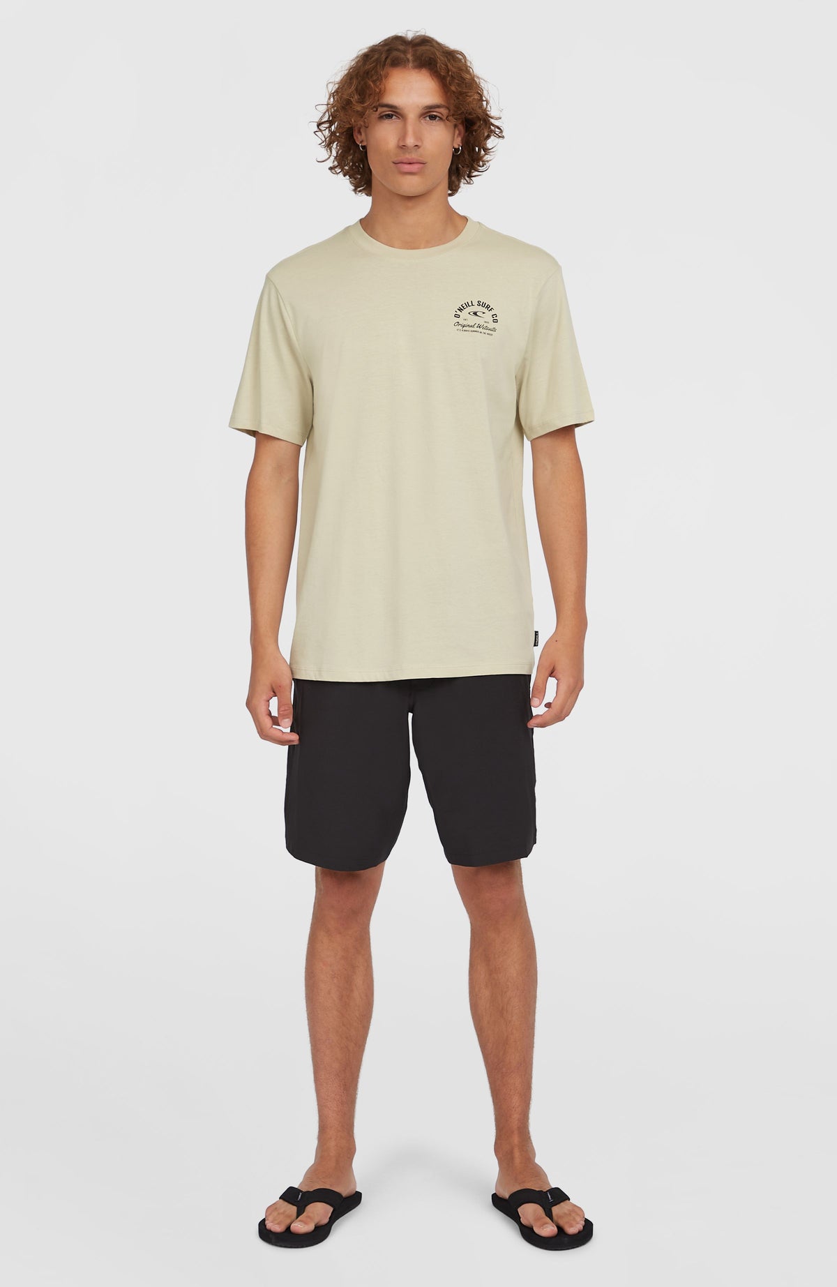 Surf Co T-Shirt für Herren, grün mit Logo-Print in Schwarz, Ganzkörperansicht von vorne am Model
