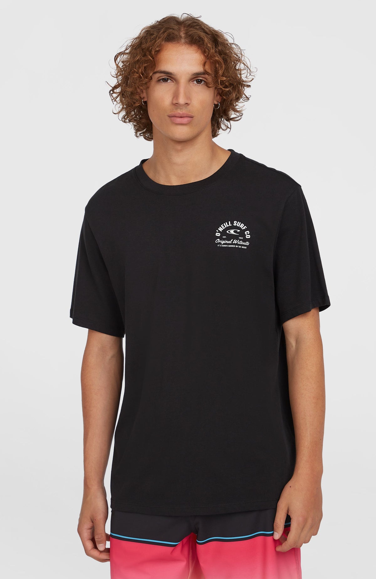 O'Neill Surf Co T-Shirt für Herren, schwarz mit Logo-Print in Weiß, Vorderansicht am Model
