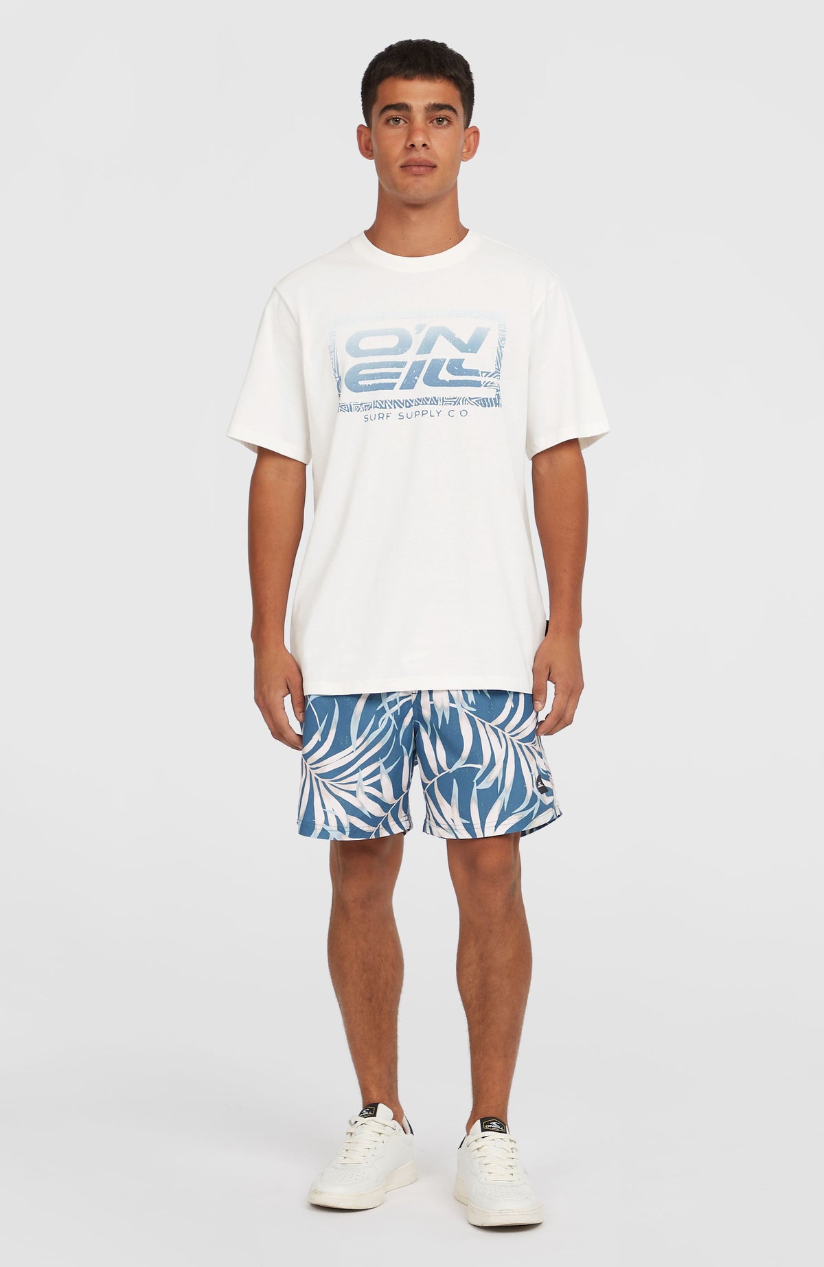 Gradient T-Shirt für Herren, weiß mit Logo-Print in Blau, Ganzkörperansicht am Model