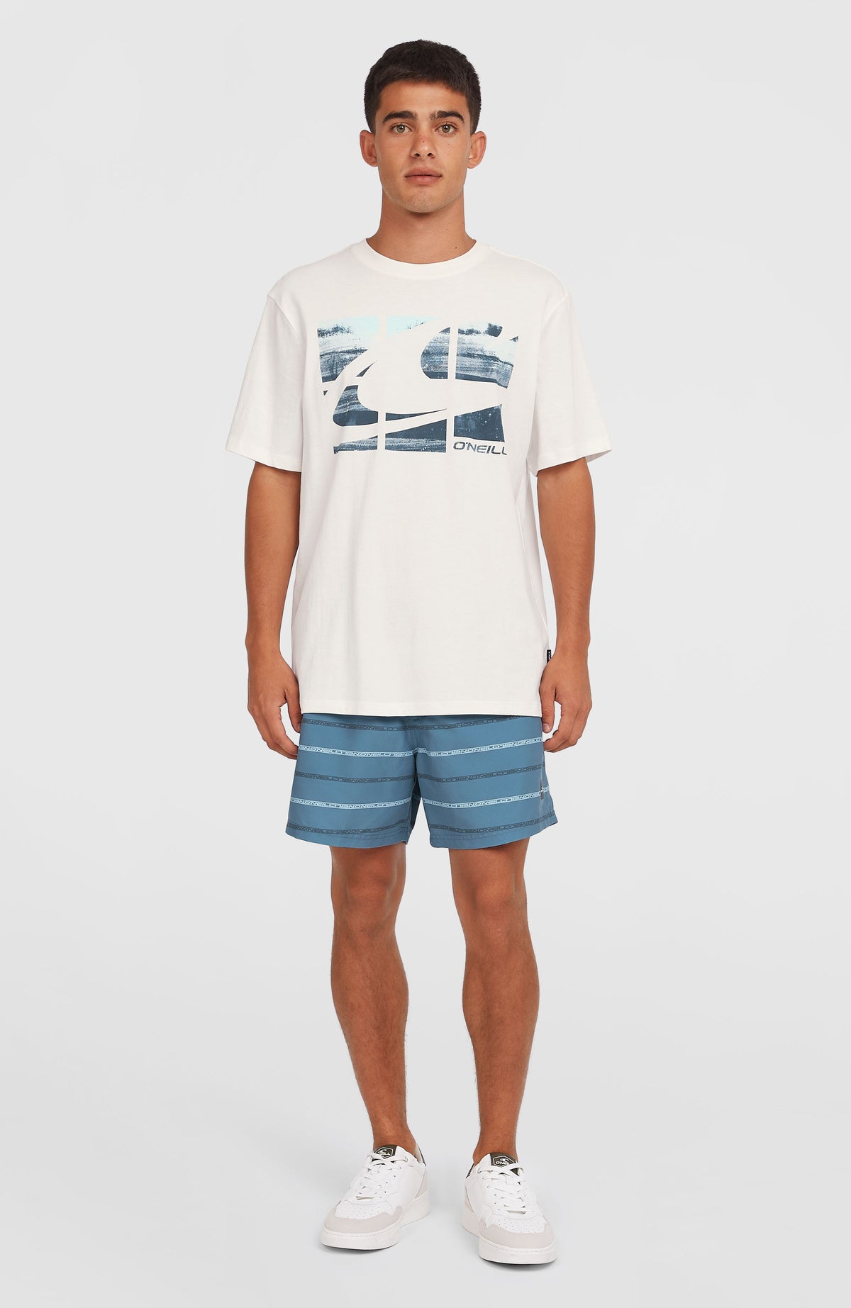 Gradient T-Shirt für Herren, weiß mit Logo-Print in Blau, Vorderansicht in voller Länge am Model