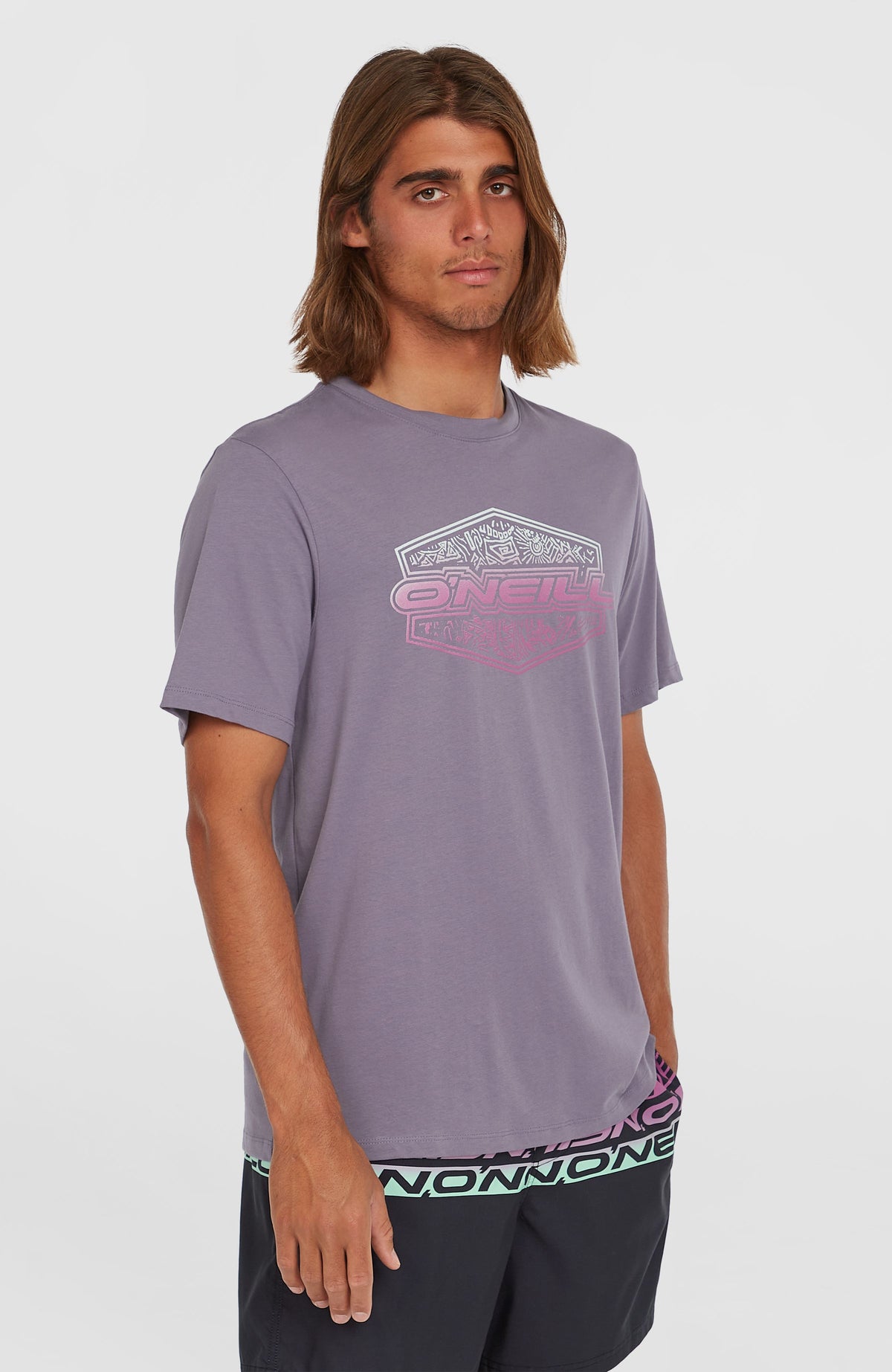 O'Neill Gradient T-Shirt für Herren, lila mit Logo-Print in Rosa und Weiß, getragen am Model, Vorderansicht