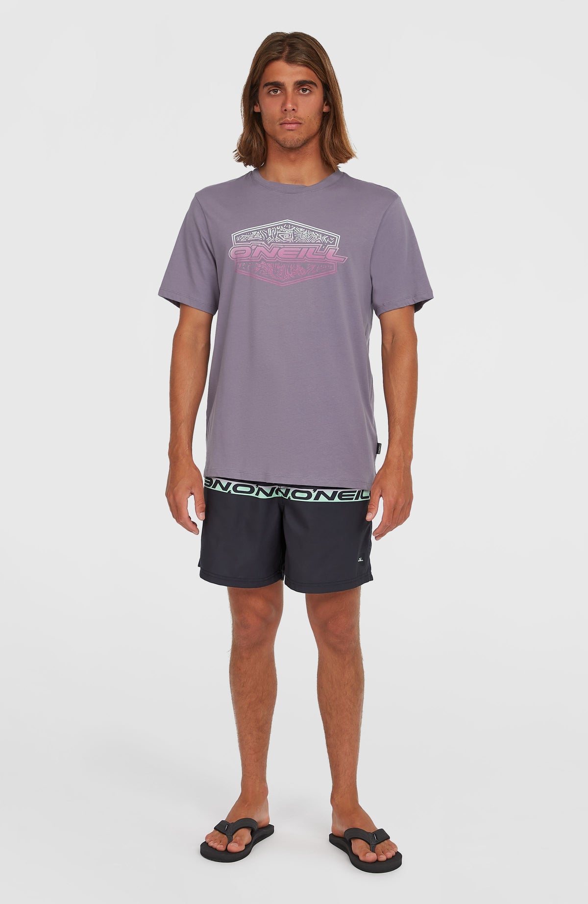 Gradient T-Shirt für Herren, lila mit Logo-Print, getragen am Model in Ganzkörperansicht von vorne