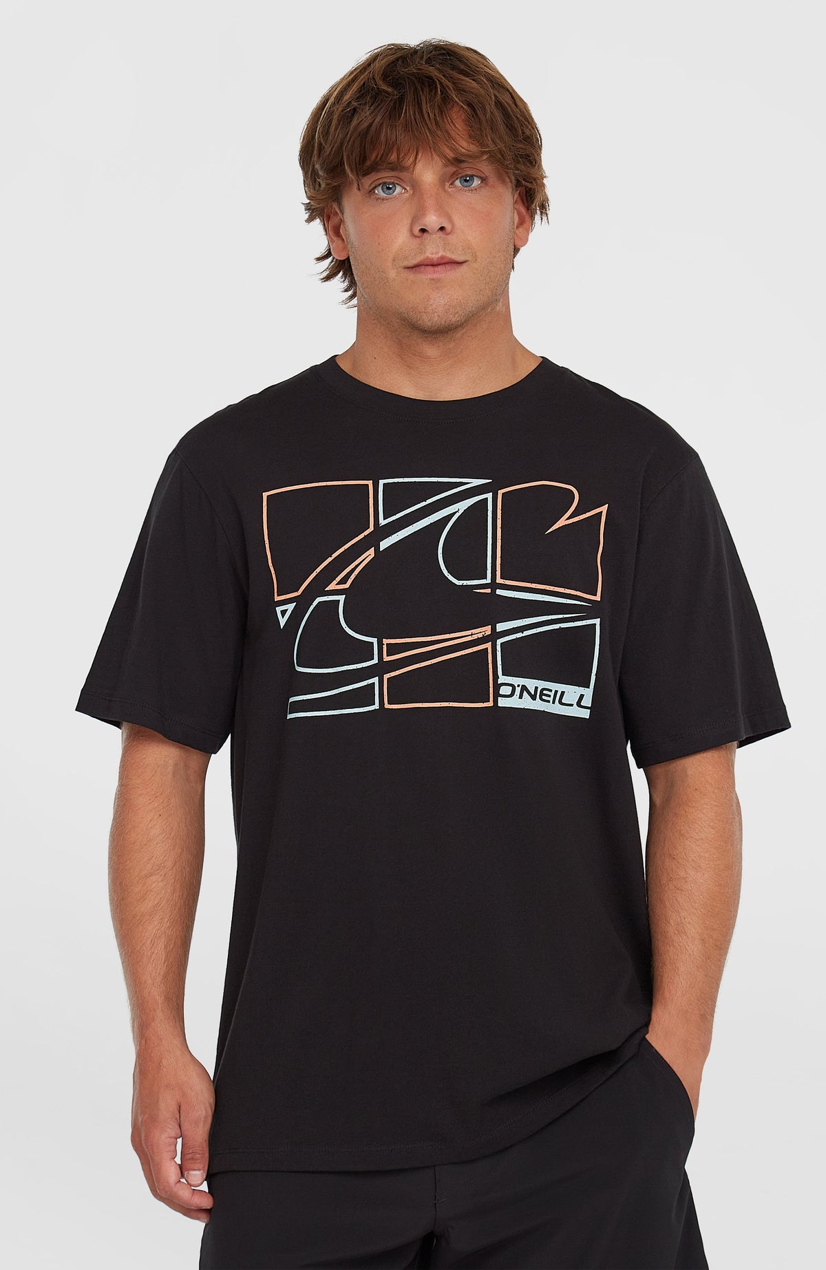 O'Neill Gradient T-Shirt für Herren, schwarz mit Logo-Print in Orange und Türkis, Vorderansicht am Model