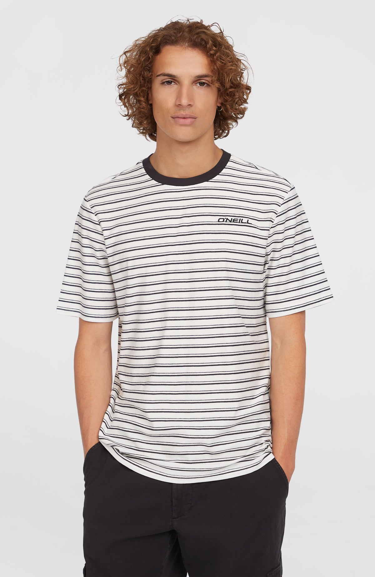 O'Neill Yarn Stripe T-Shirt für Herren, weiß mit Streifenmuster in Schwarz, Vorderansicht am Model