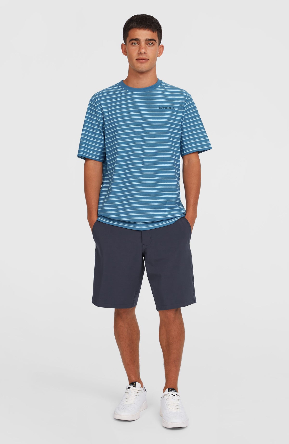 Yarn Stripe T-Shirt für Herren, blau mit Streifenmuster in Weiß und Hellblau, getragen am Model von vorne