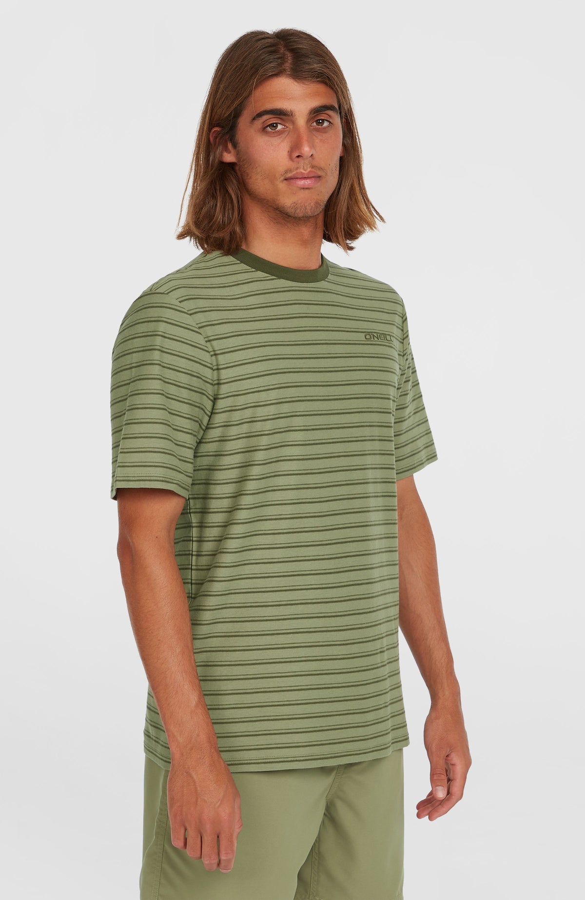 O'Neill Yarn Stripe T-Shirt für Herren, grün mit Streifenmuster in Dunkelgrün, getragen am Model von vorne