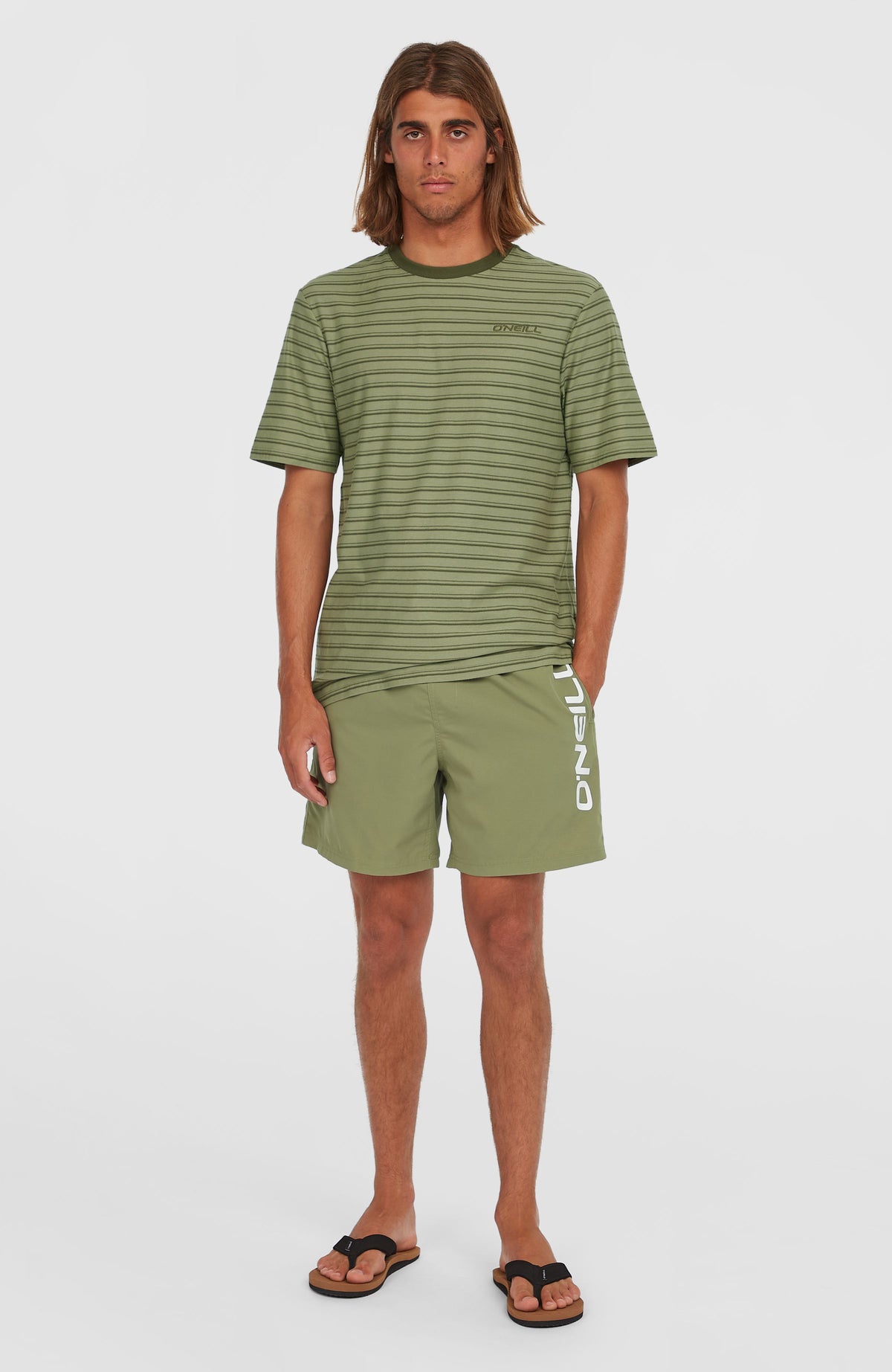 Yarn Stripe T-Shirt für Herren, grün mit Streifenmuster in Dunkelgrün, Ganzkörperansicht getragen am Model