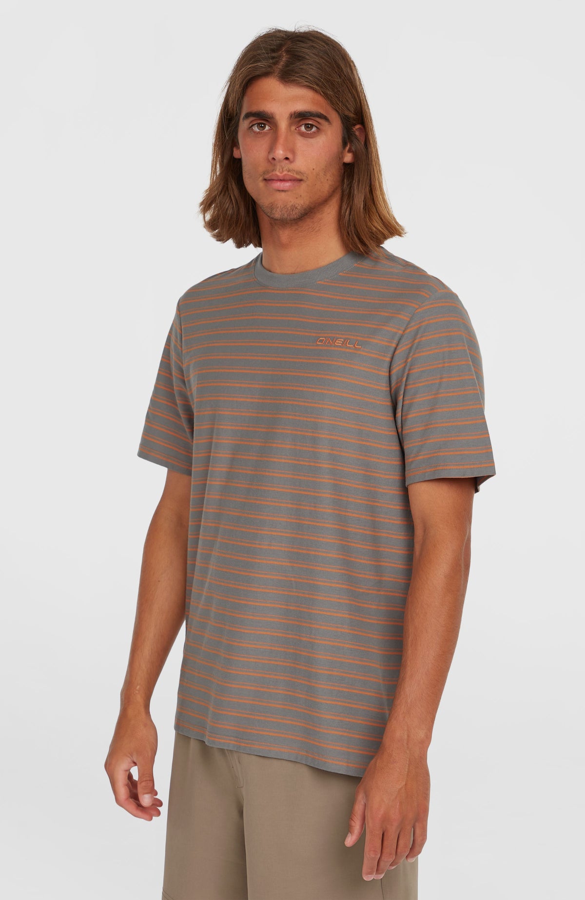 O'Neill Yarn Stripe T-Shirt für Herren, grau mit Streifenmuster in Orange, Vorderansicht am Model