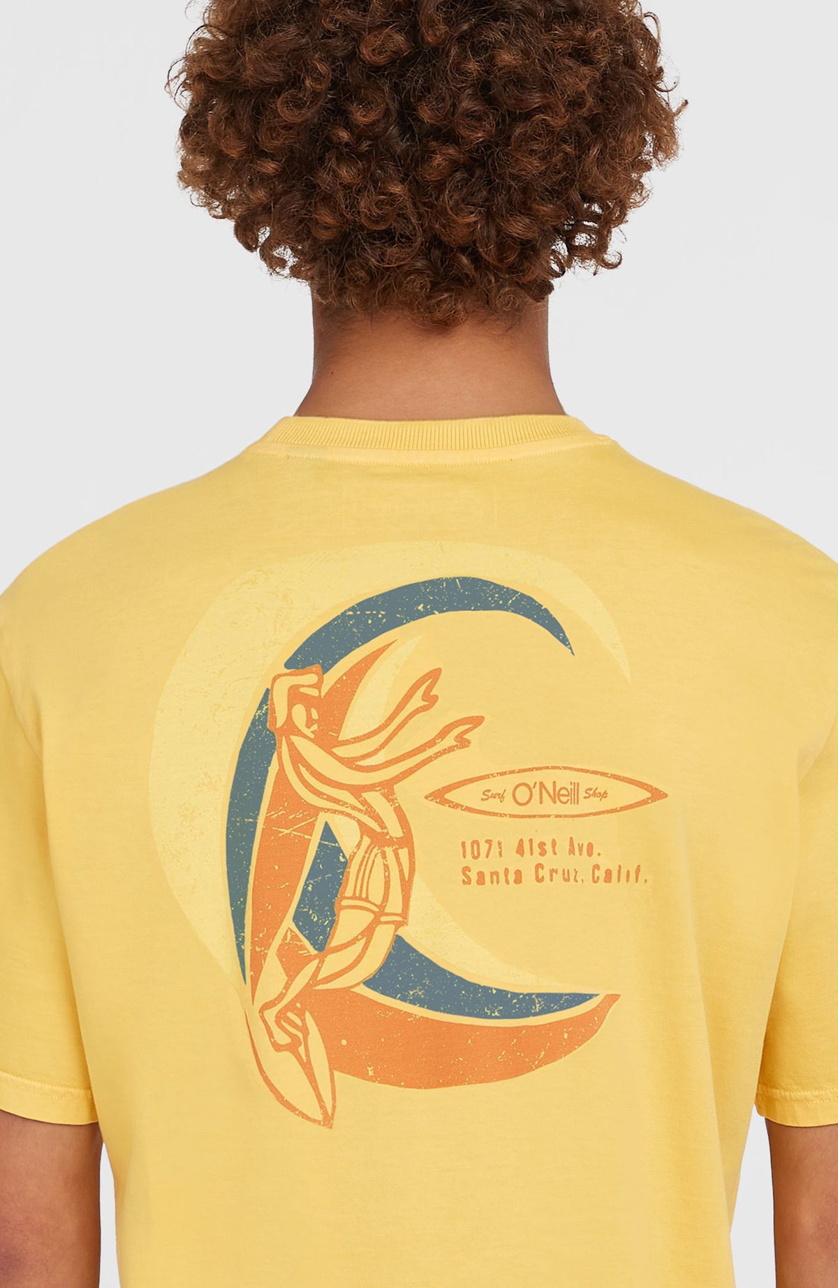 Nahaufnahme des Rückenprints am gelben O'Riginals Vintage Graphic T-Shirt mit Grafik-Print in Orange und Blau