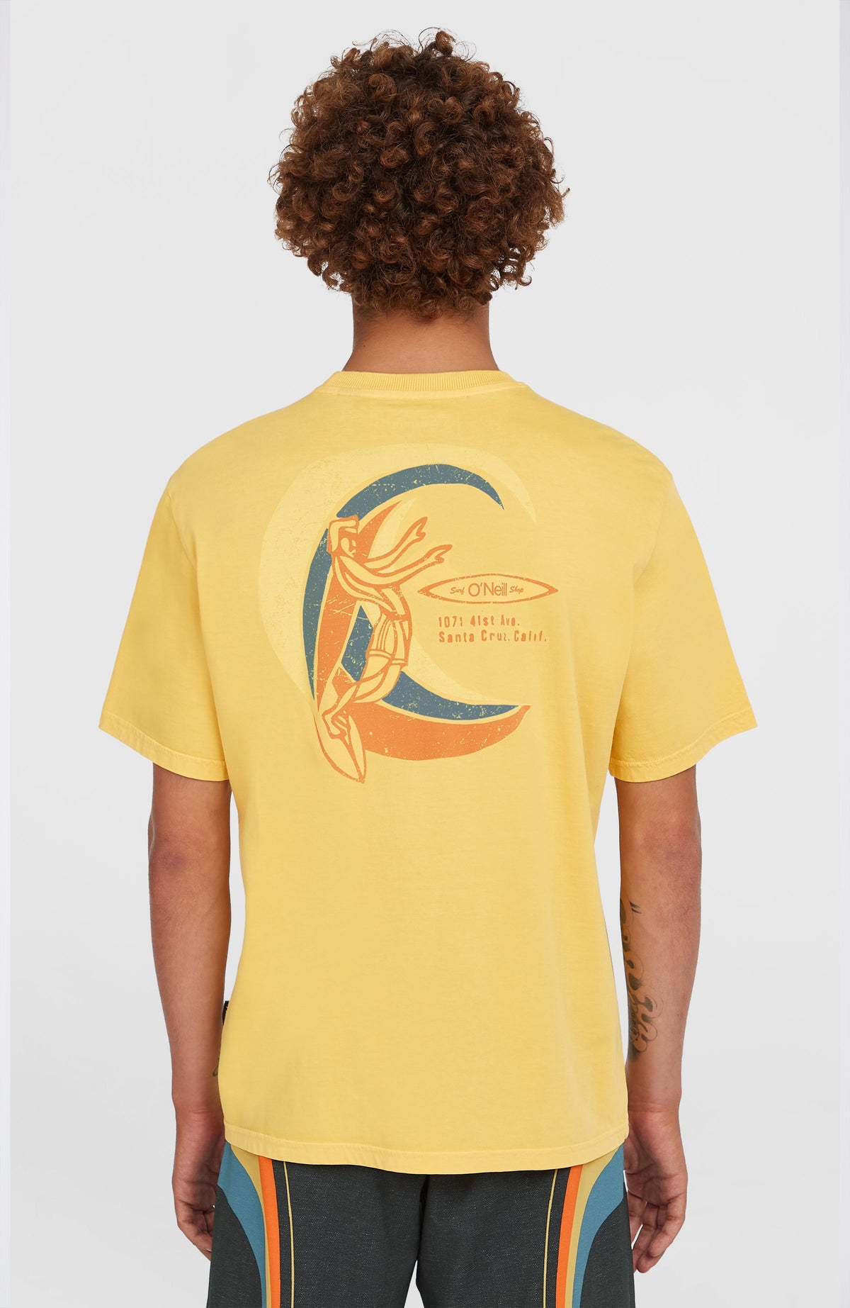 O'Riginals Vintage Graphic T-Shirt für Herren, gelb mit Grafik-Print in Orange und Blau, Rückansicht am Model
