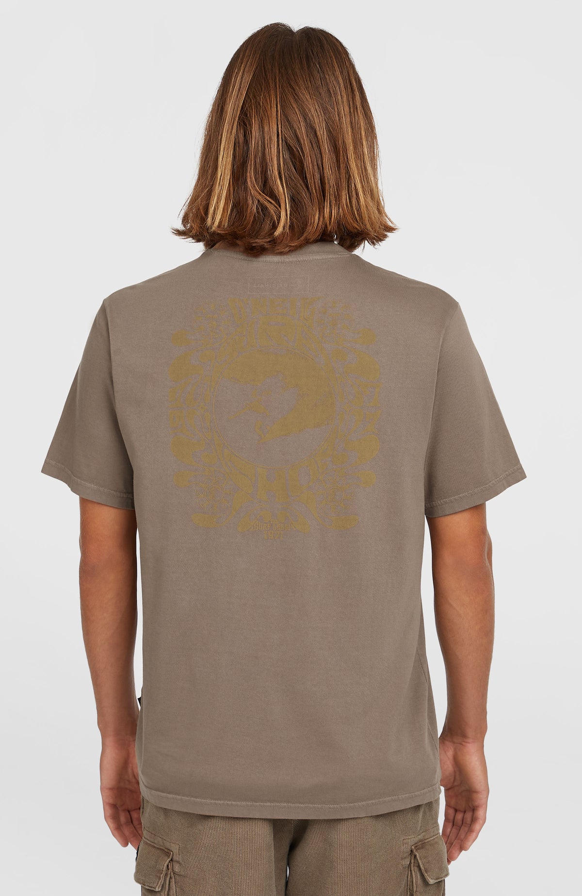 O'Riginals Vintage Graphic T-Shirt für Herren, braun mit Grafik-Print in Gelb, Rückansicht am Model