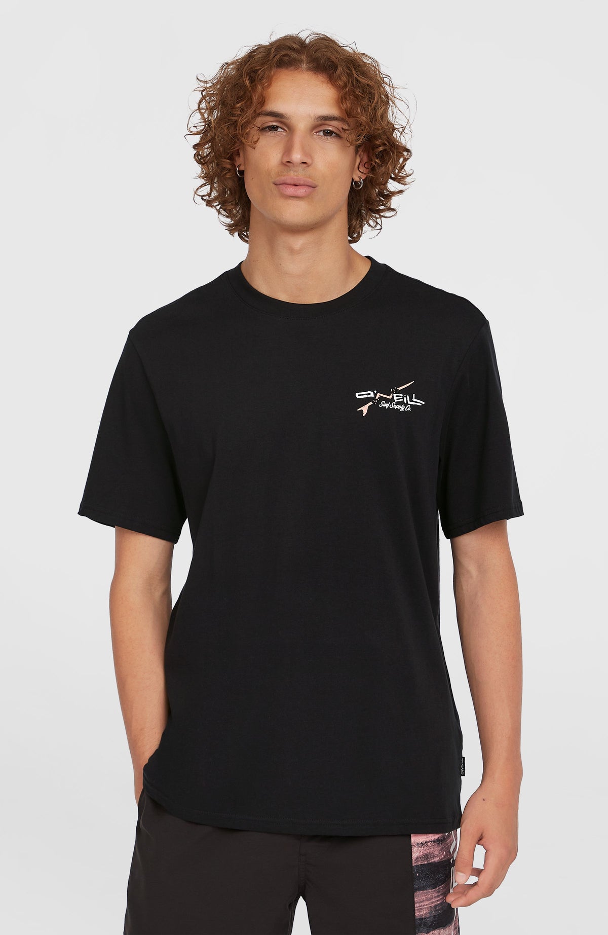 O'Neill Retro Back Print T-Shirt für Herren, schwarz mit Logo-Print in Weiß und Orange, Vorderansicht am Model