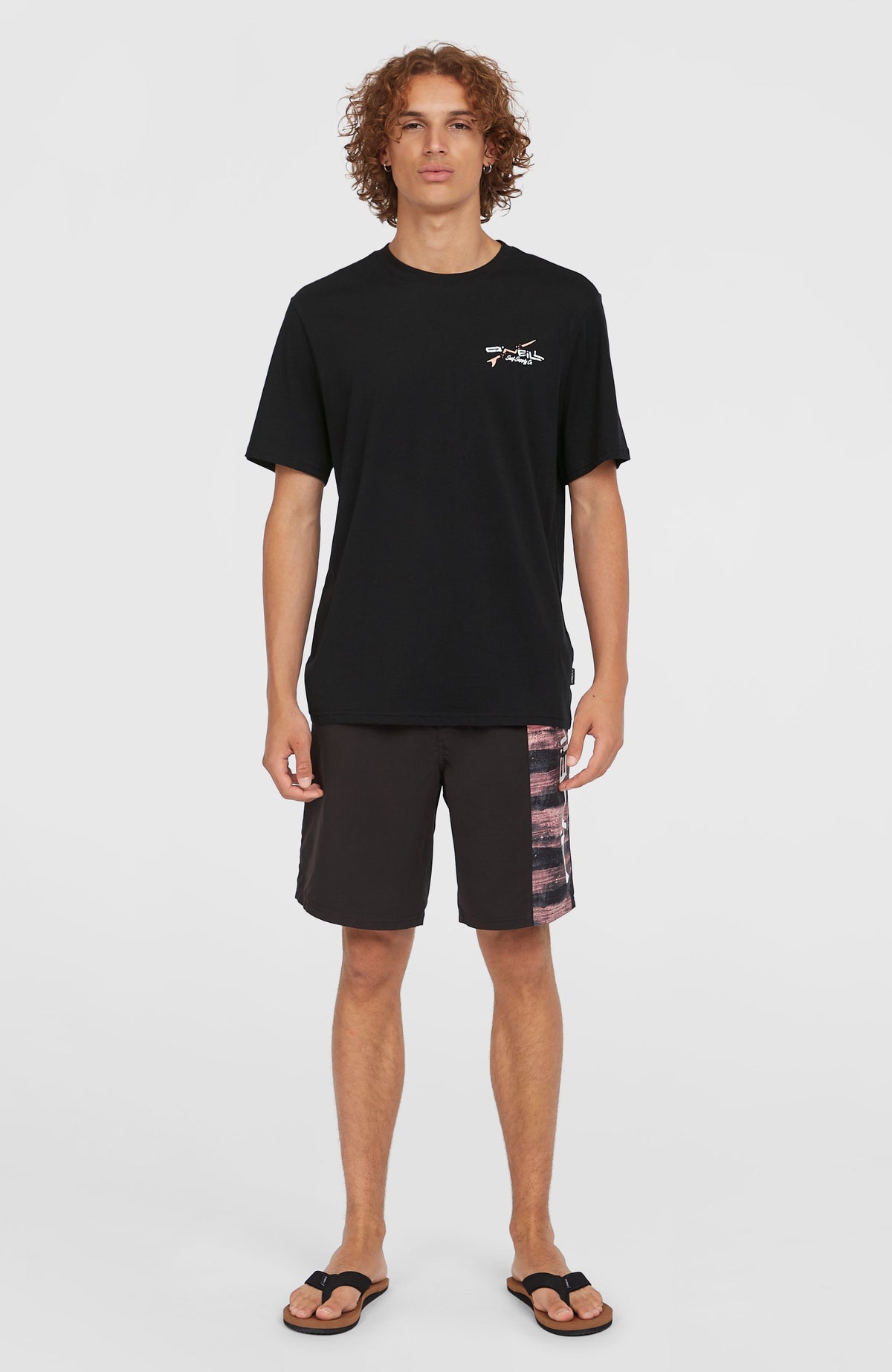Retro Back Print T-Shirt für Herren, schwarz mit Logo-Print in Weiß und Orange, Ganzkörperansicht von vorne am Model