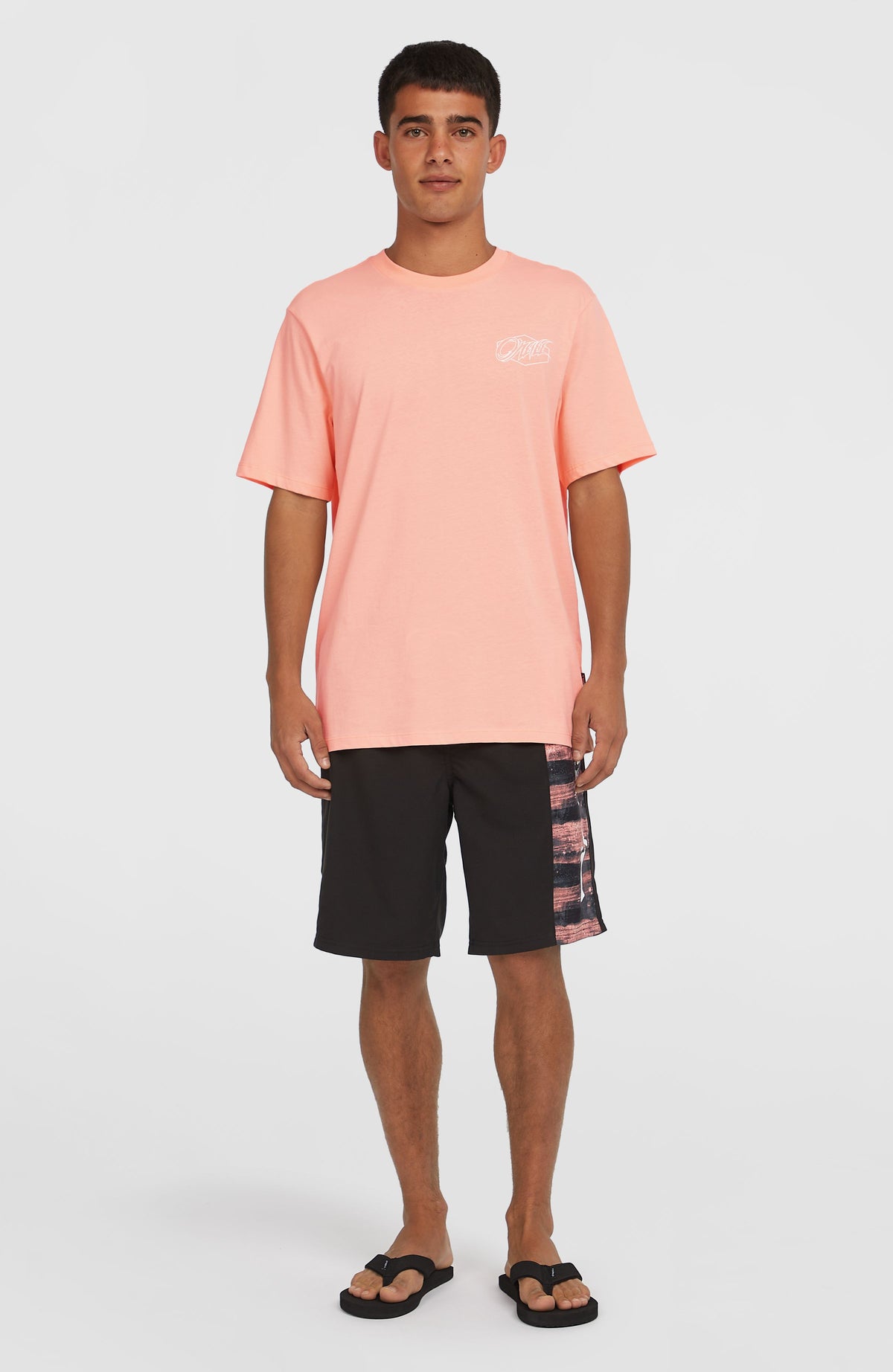 Box Logo T-Shirt für Herren, pink mit Logo-Print in Weiß, Ganzkörperansicht am Model