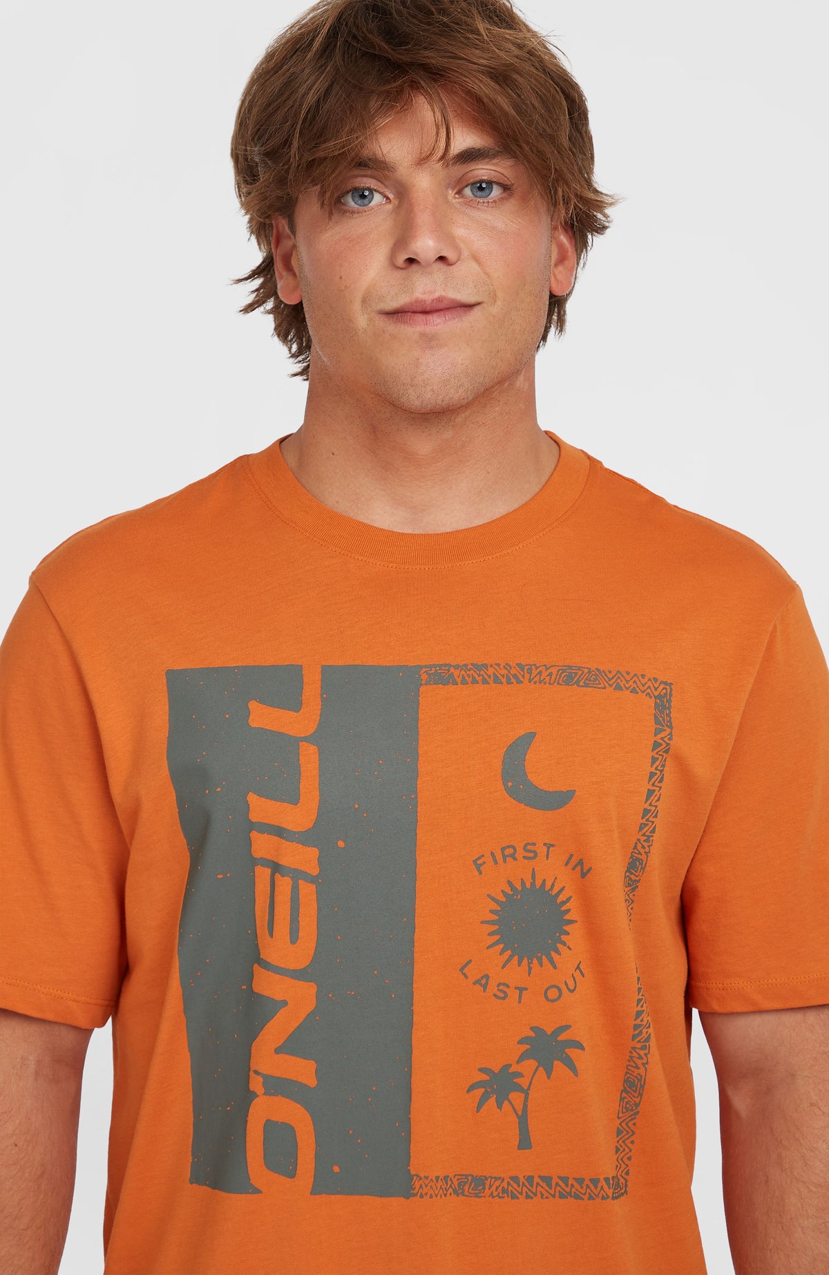 Nahaufnahme von Rundhalsausschnitt und Grafik-Print am orangen Front Print T-Shirt für Herren