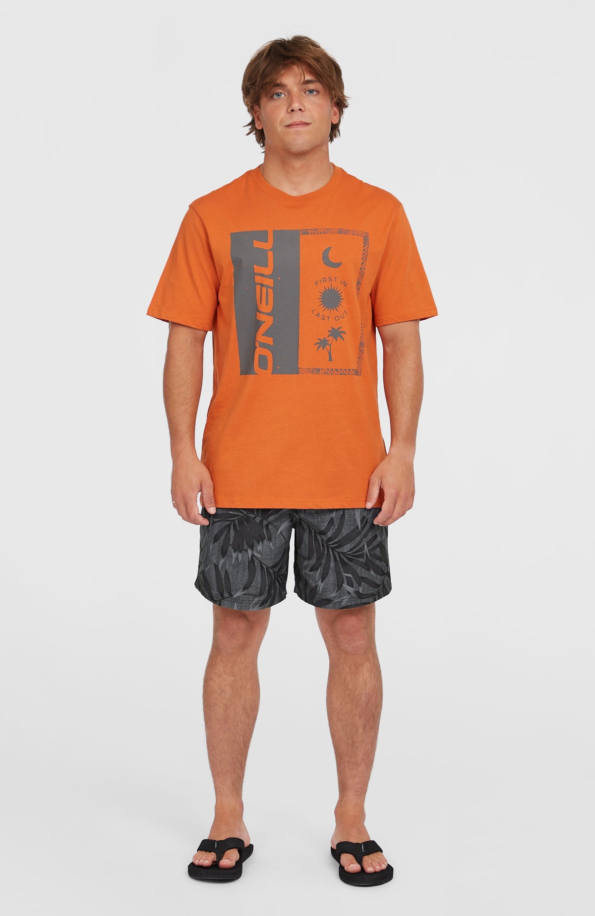 Front Print T-Shirt für Herren, orange mit Grafik-Print in Grau, Gesamtansicht von vorne am Model