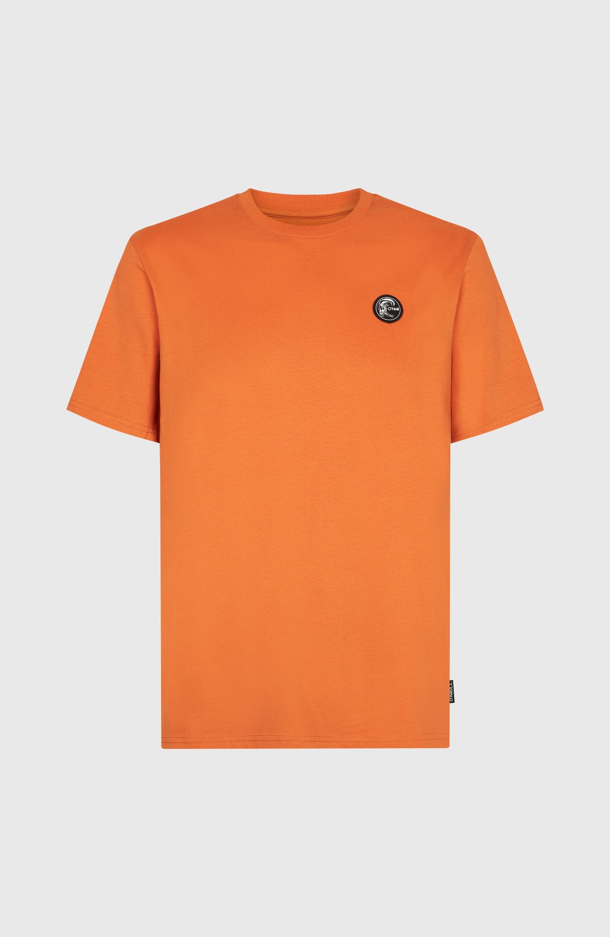 O'Riginals Badge T-Shirt für Herren, orange, freigestellt von vorne mit rundem Logo-Badge auf der Brust