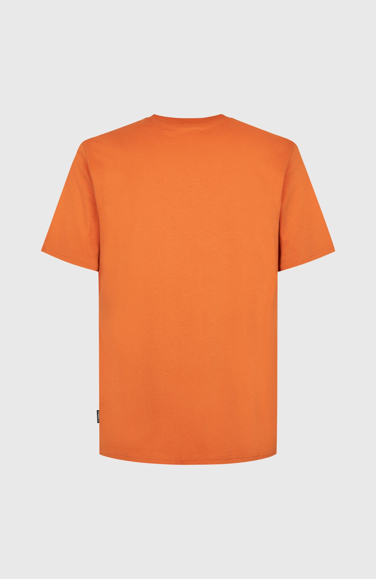 O'Riginals Badge T-Shirt für Herren, orange, freigestellt von hinten mit dezentem Webetikett an der Seite