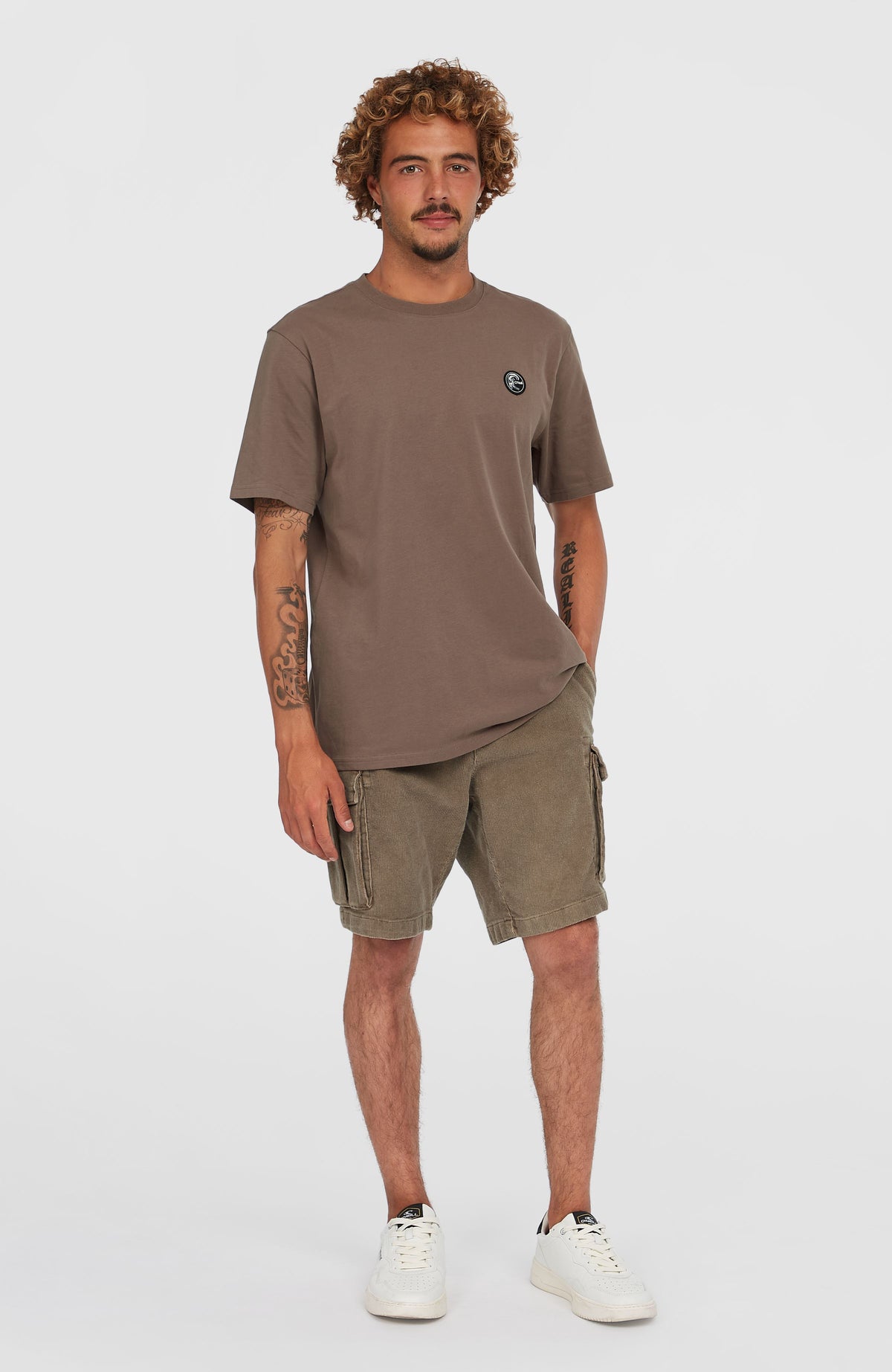 O'Riginals Badge T-Shirt für Herren, braun, Ganzkörperansicht am Model