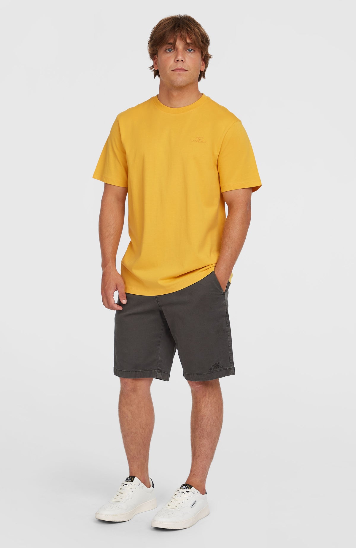 Gelbes Small Logo T-Shirt für Herren, getragen am Model in Ganzkörperansicht