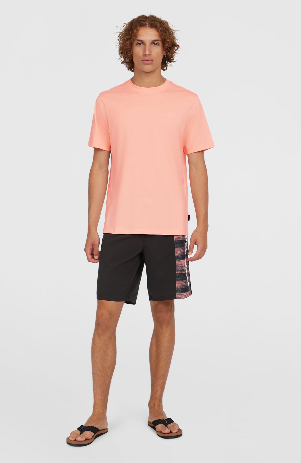 Small Logo T-Shirt für Herren, pink, getragen am Model in Ganzkörperansicht