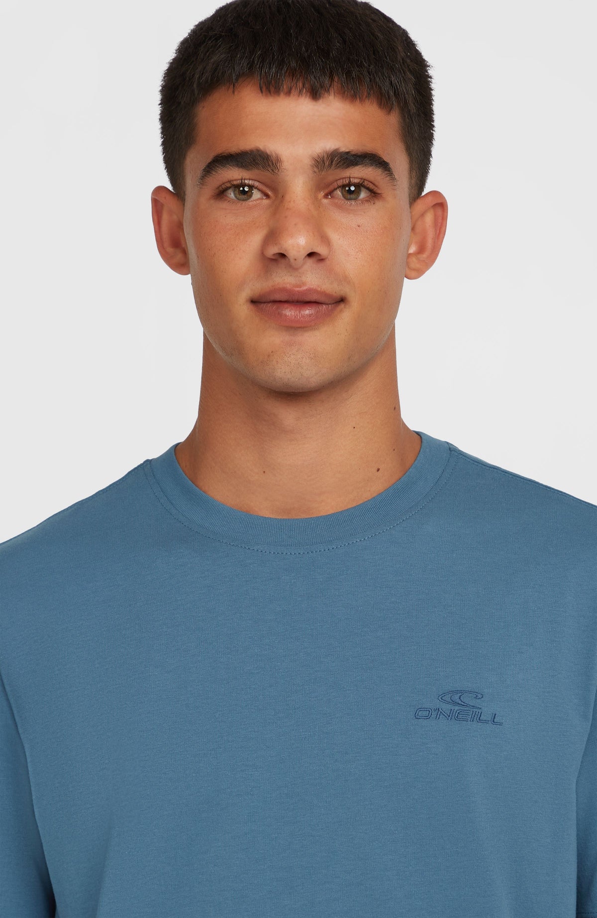 Small Logo T-Shirt für Herren, blau, Nahaufnahme von Rundhalsausschnitt und Logo-Schriftzug
