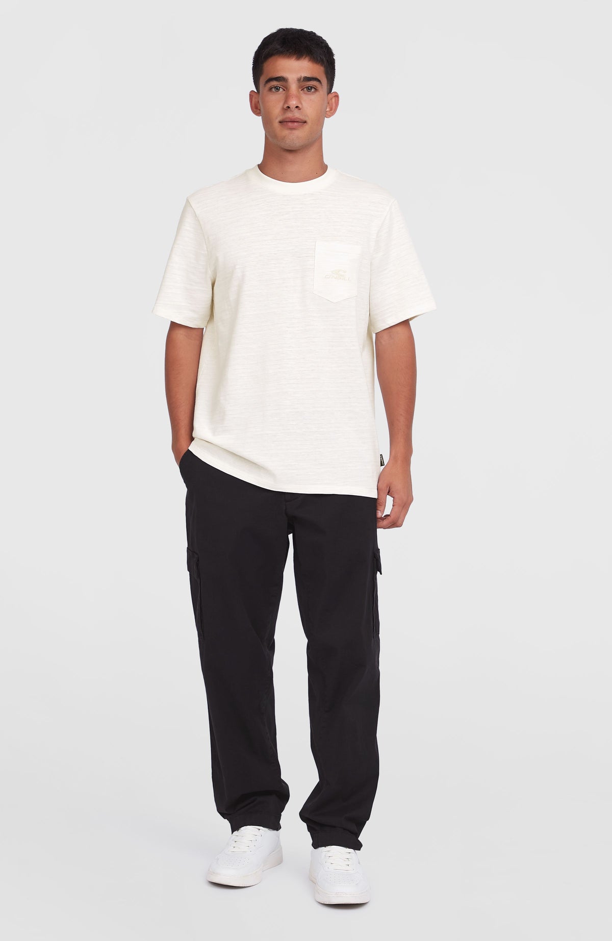 Slub Chest Pocket T-Shirt für Herren, weiß, getragen am Model in Ganzkörperansicht mit geradem Saumabschluss