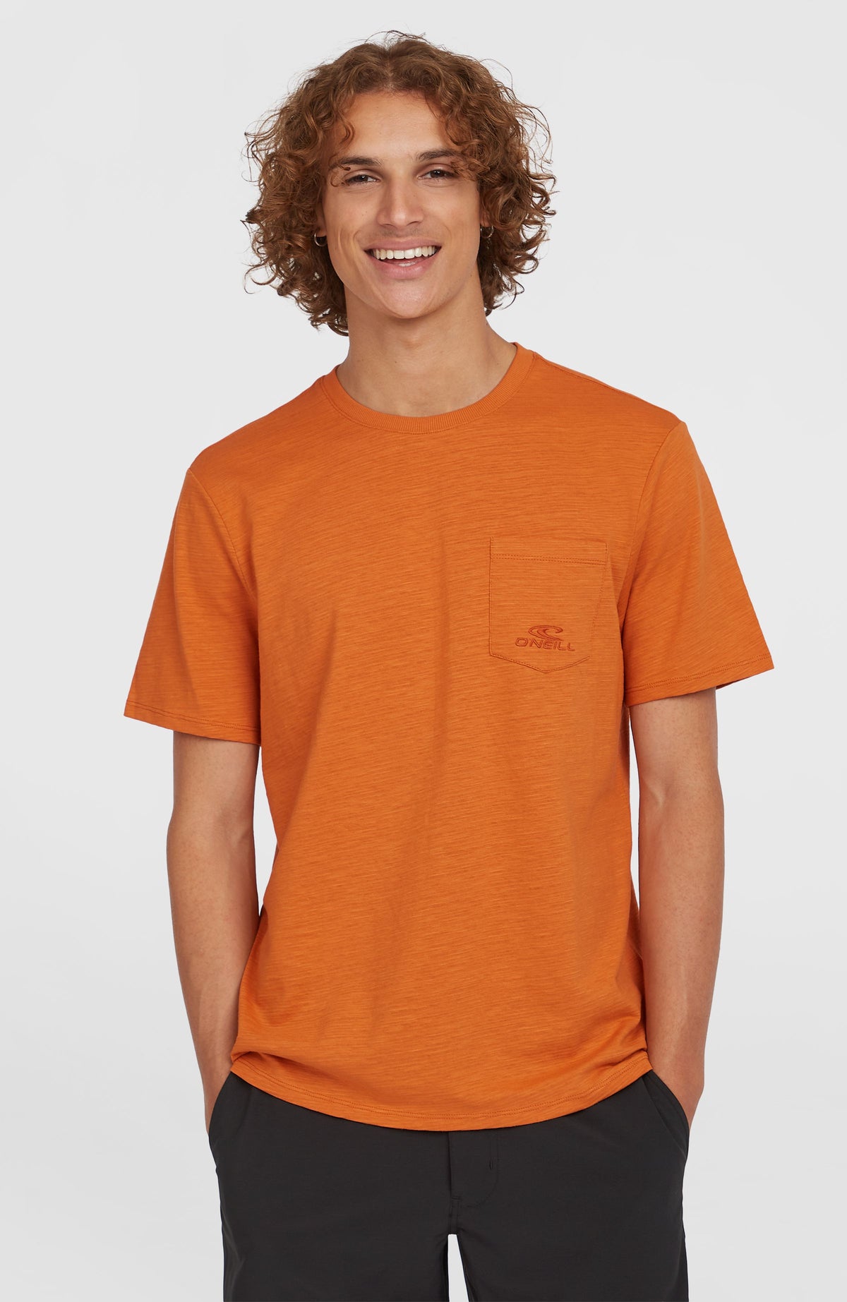 O'Neill Slub Chest Pocket T-Shirt für Herren, orange, Vorderansicht am Model