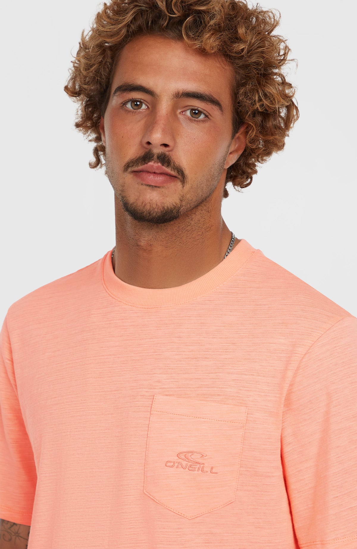Slub Chest Pocket T-Shirt für Herren, pink, Nahaufnahme von Brusttasche und Rundhalsausschnitt am Model