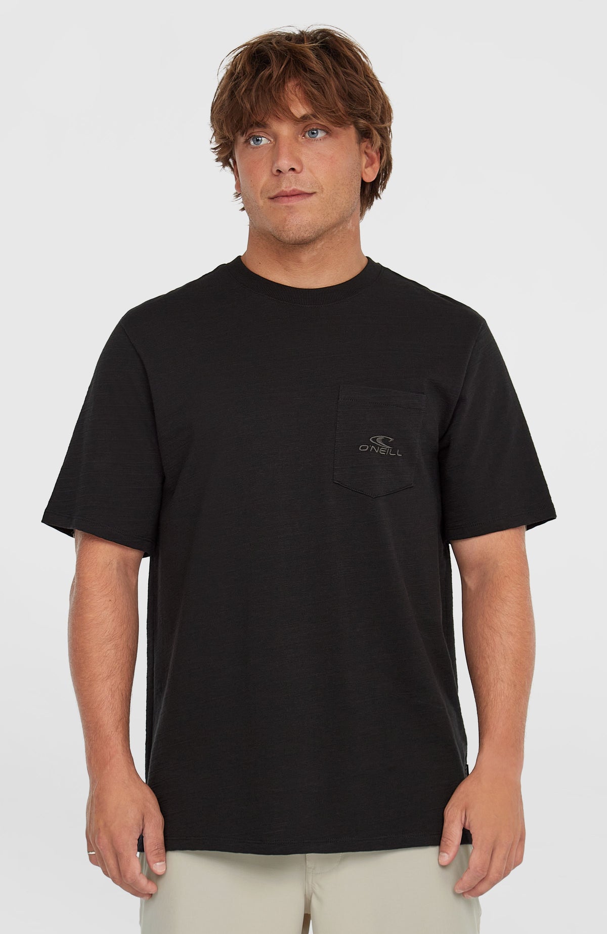 O'Neill Slub Chest Pocket T-Shirt für Herren in Schwarz, Vorderansicht am Model mit aufgesetzter Brusttasche