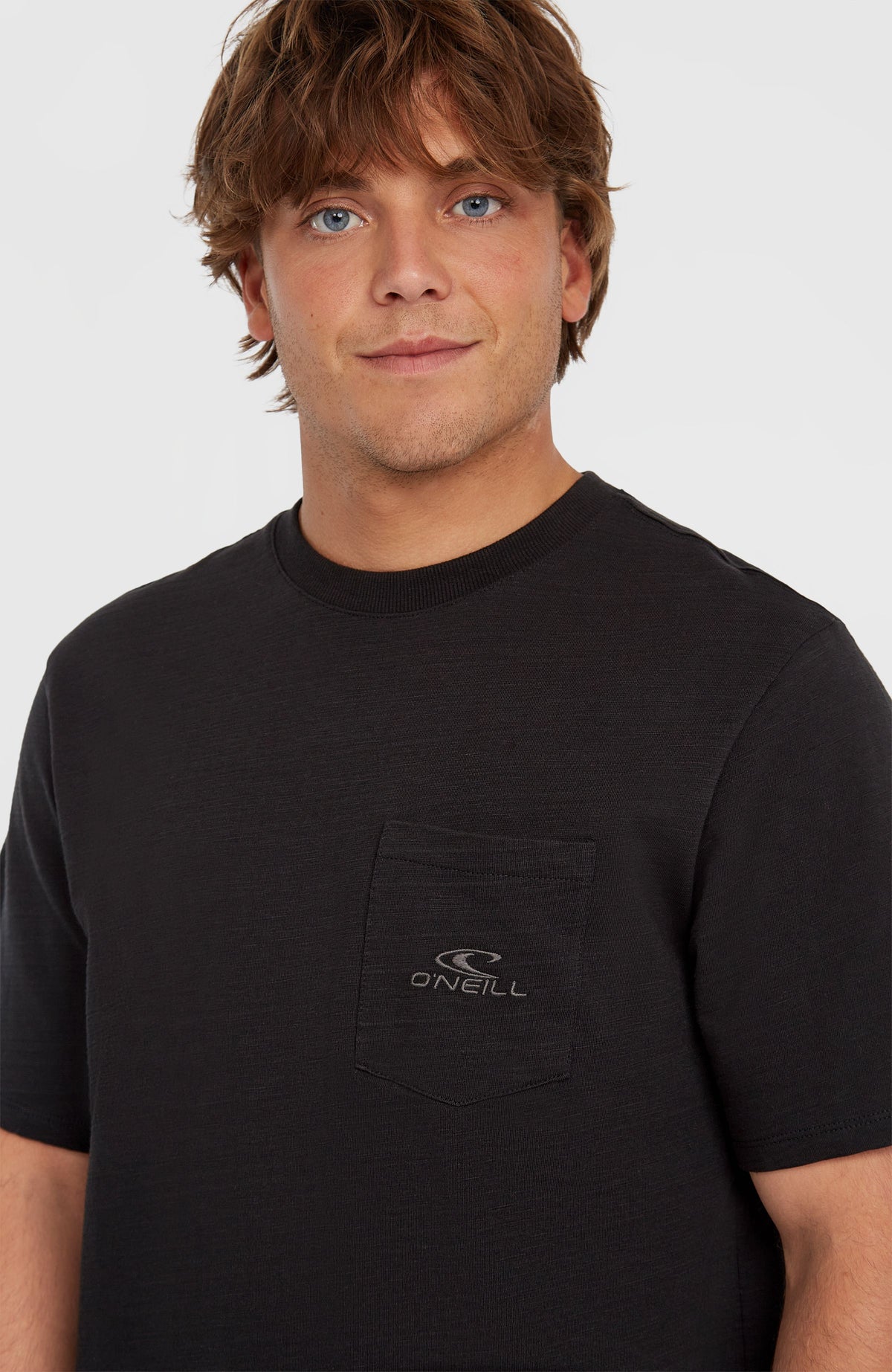 Slub Chest Pocket T-Shirt für Herren, schwarz, Nahaufnahme am Model mit Fokus auf Rundhalsausschnitt und Brusttasche