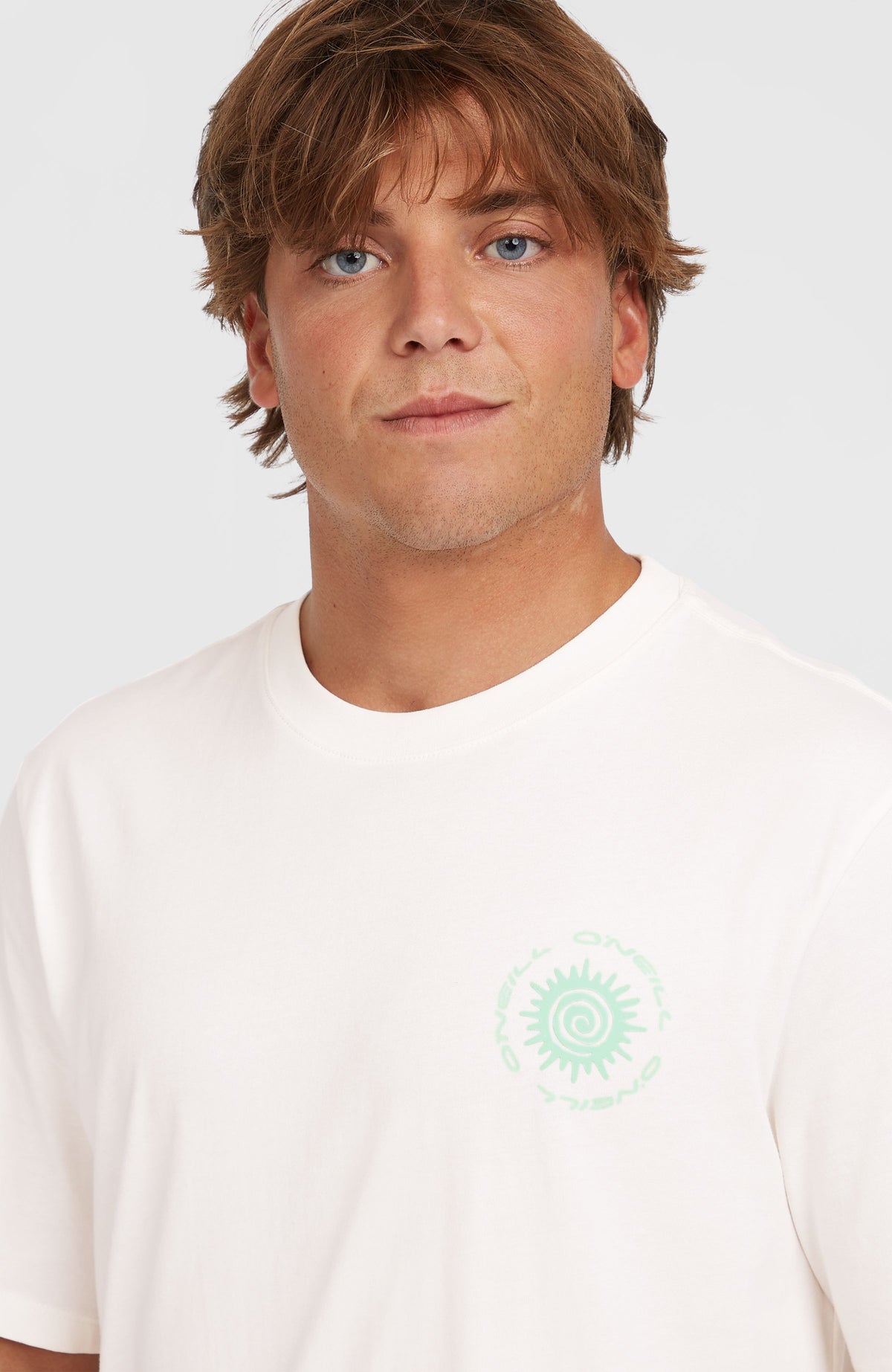 Nahaufnahme des weißen Chest Print T-Shirt mit Rundhalsausschnitt und Logo-Print in Türkis