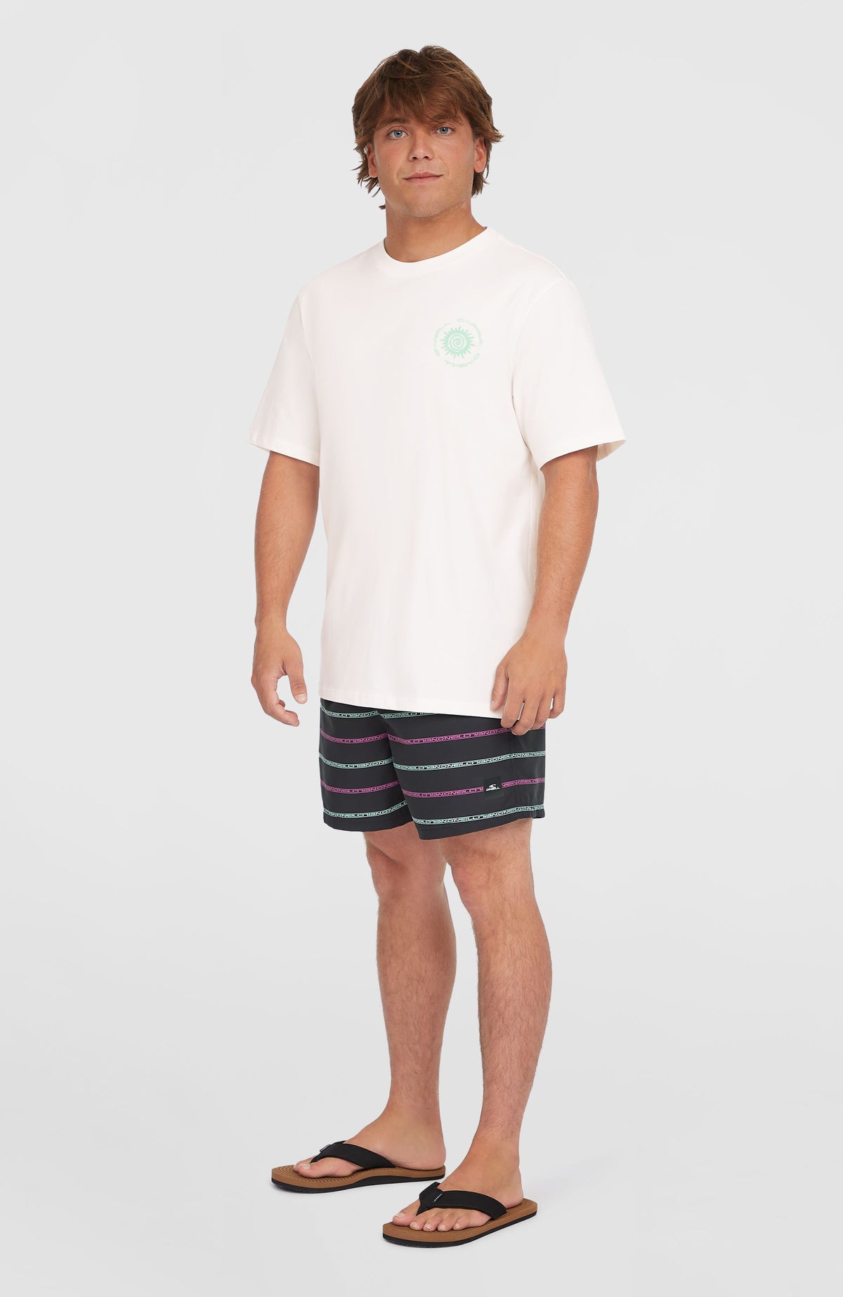 Chest Print T-Shirt für Herren, weiß mit Logo-Print in Türkis, Ganzkörperansicht am Model
