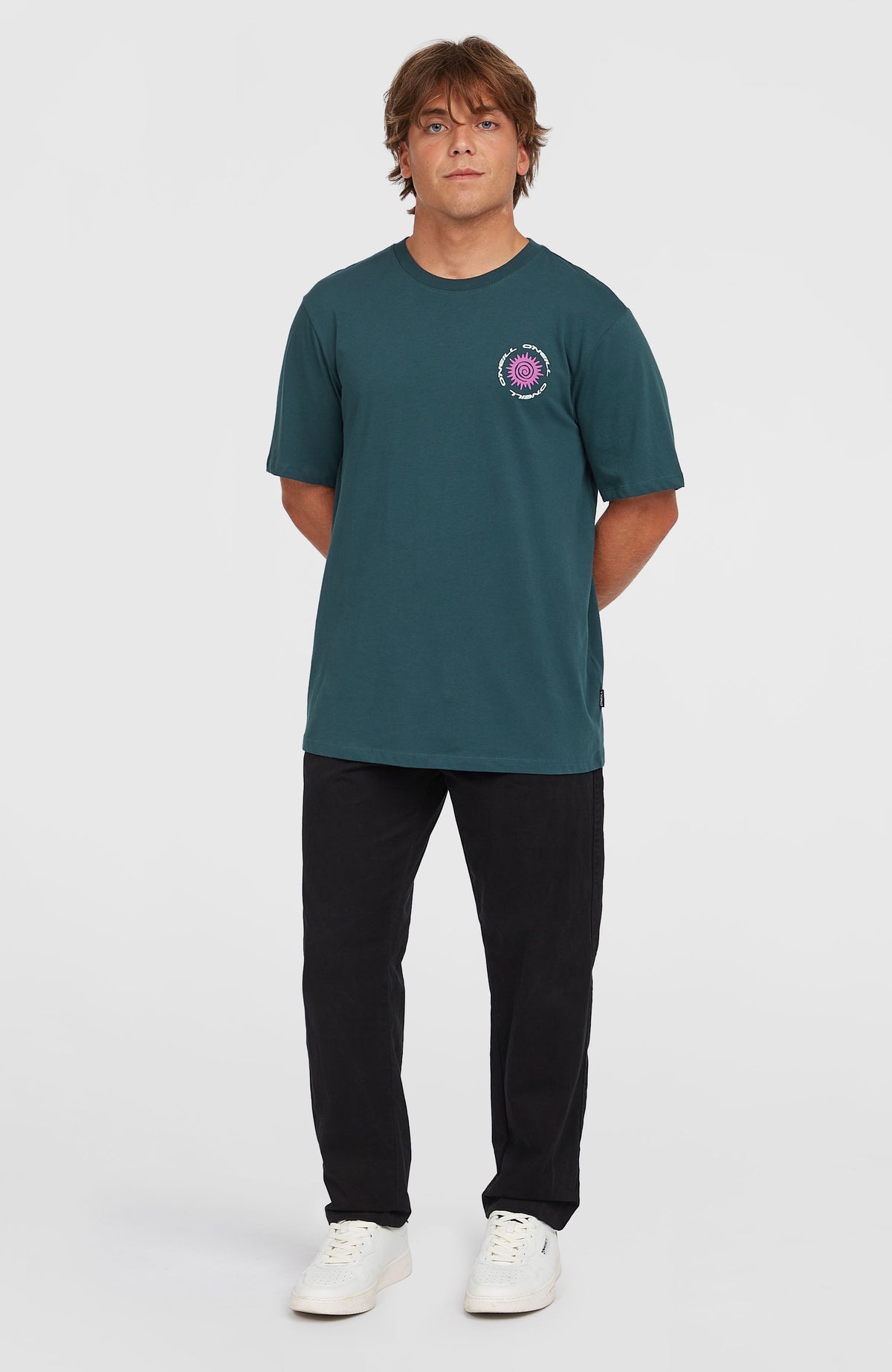 Chest Print T-Shirt für Herren, blau mit Logo-Print, Ganzkörperansicht von vorne am Model
