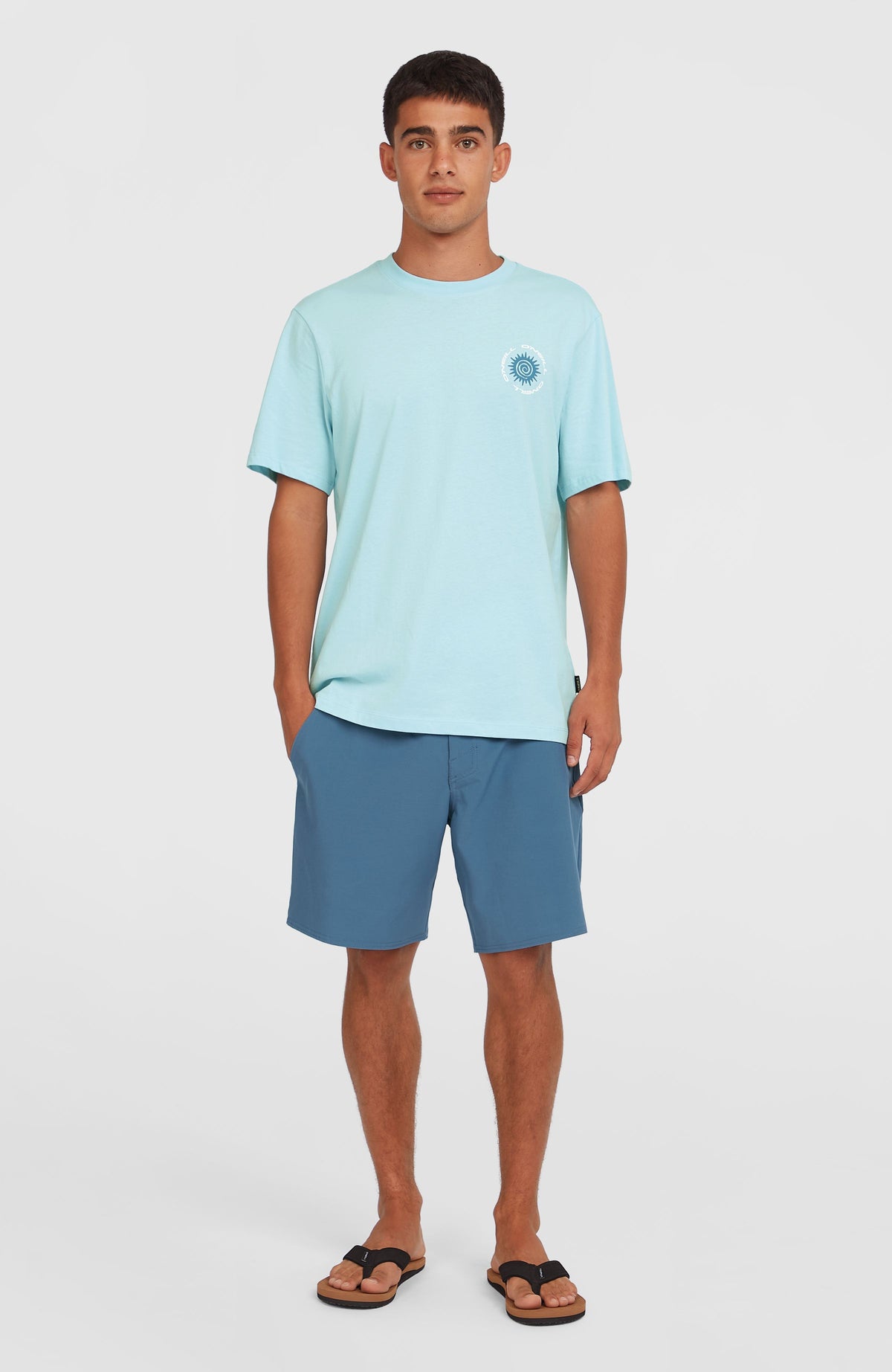 Chest Print T-Shirt für Herren in Blau mit Logo-Print in Weiß und Dunkelblau, Ganzansicht am Model