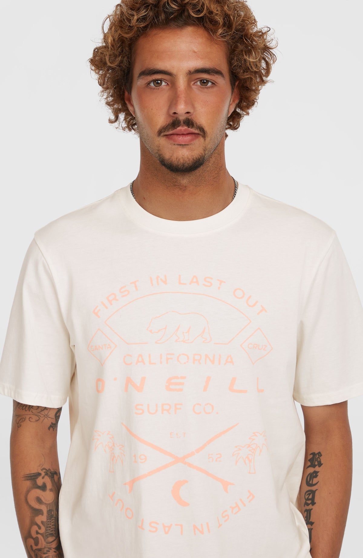Jack O'Neill Muir T-Shirt für Herren, weiß mit Grafik-Print in Orange, Nahaufnahme des Rundhalsausschnitts