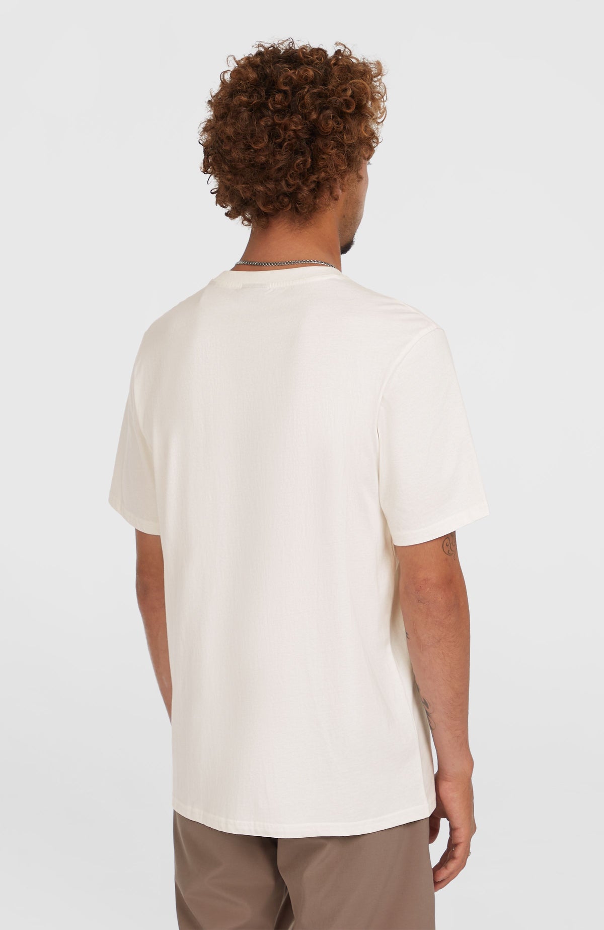 Jack O'Neill Muir T-Shirt für Herren, weiß mit Grafik-Print in Orange, Rückansicht am Model