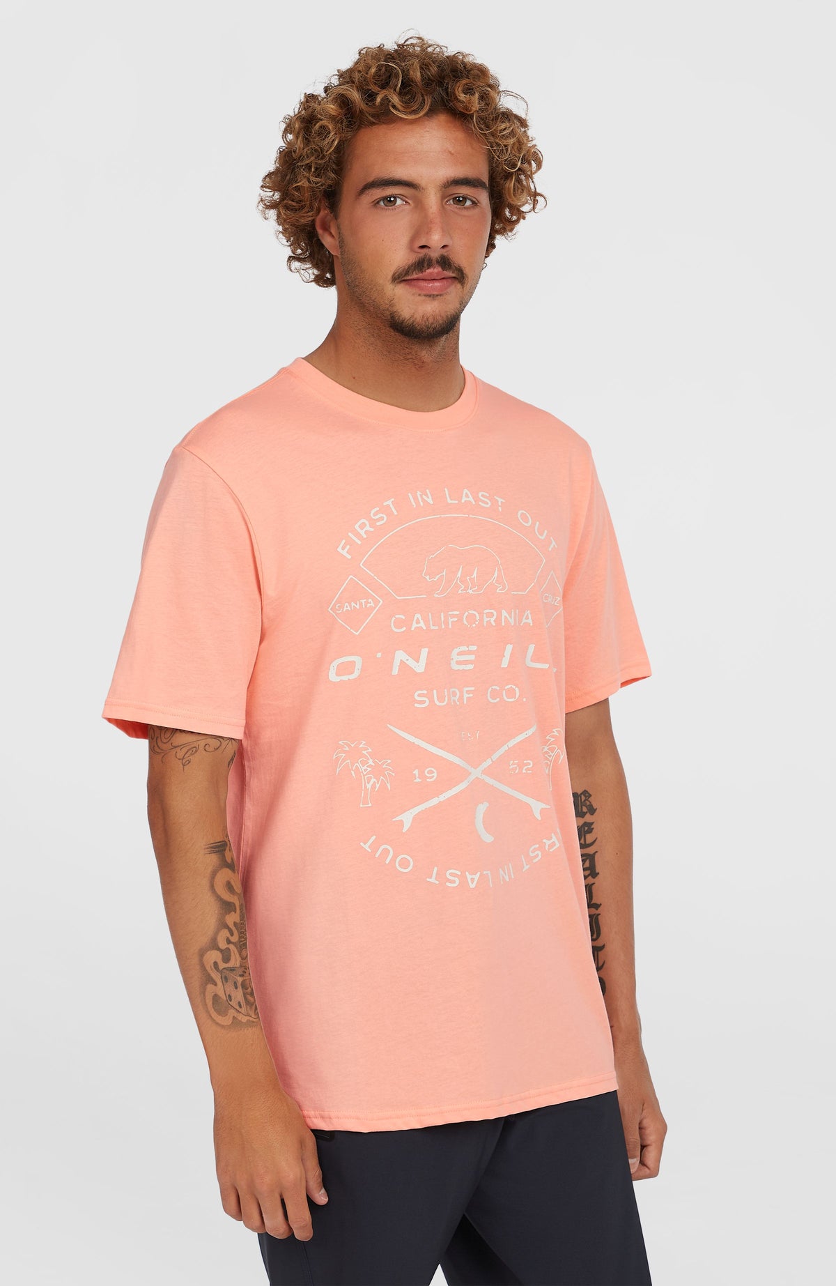 O'Neill Jack O'Neill Muir T-Shirt für Herren, pink mit Logo-Print in Weiß, Vorderansicht am Model
