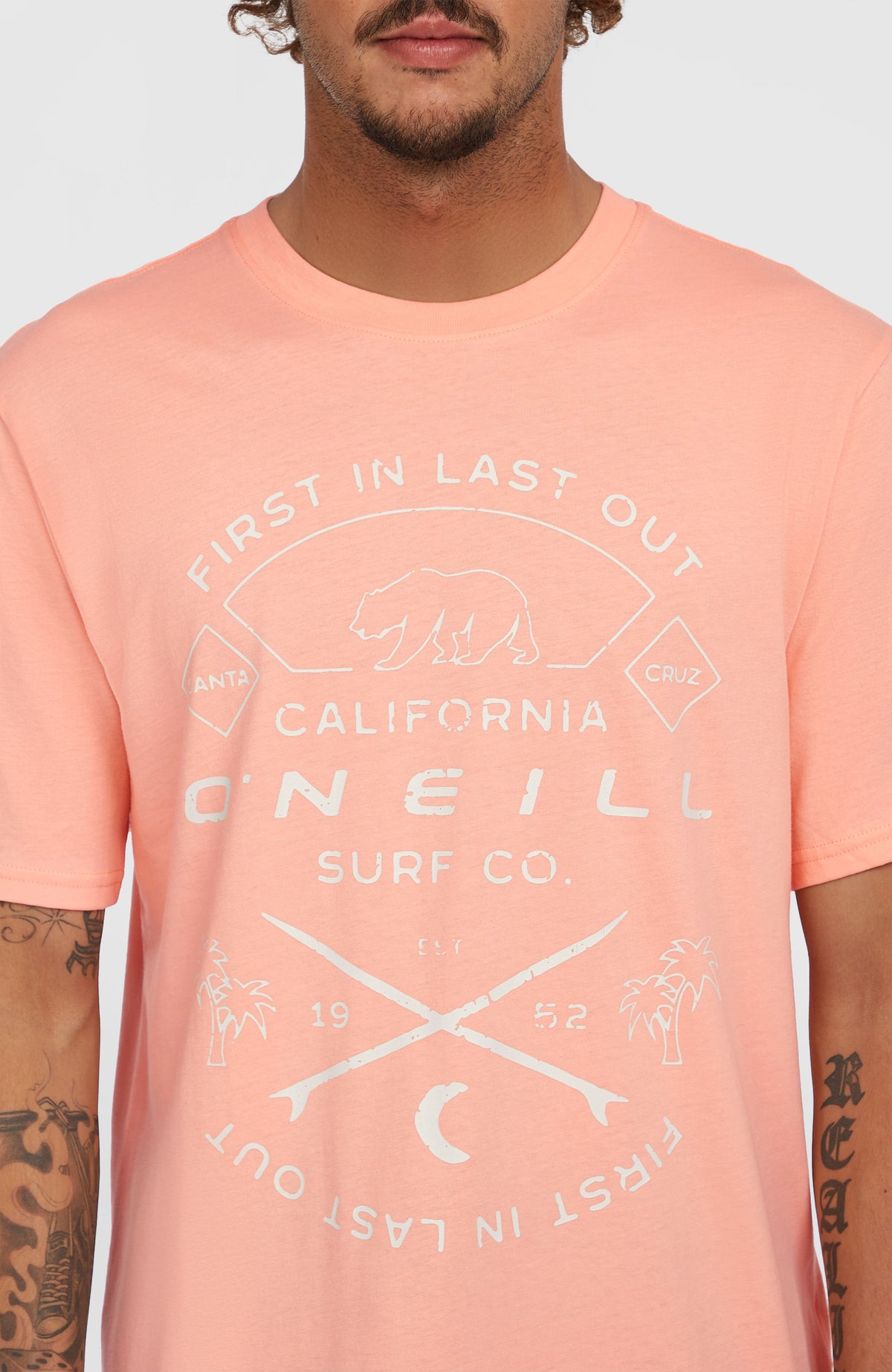 Jack O'Neill Muir T-Shirt für Herren, pink mit Logo-Print in Weiß, Nahaufnahme des Prints am Model