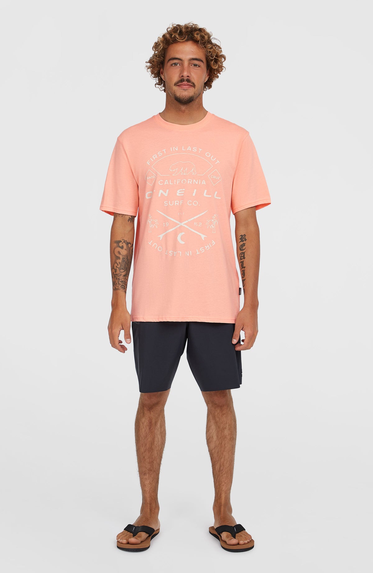 Jack O'Neill Muir T-Shirt für Herren, pink mit Logo-Print in Weiß, Gesamte Vorderansicht am Model