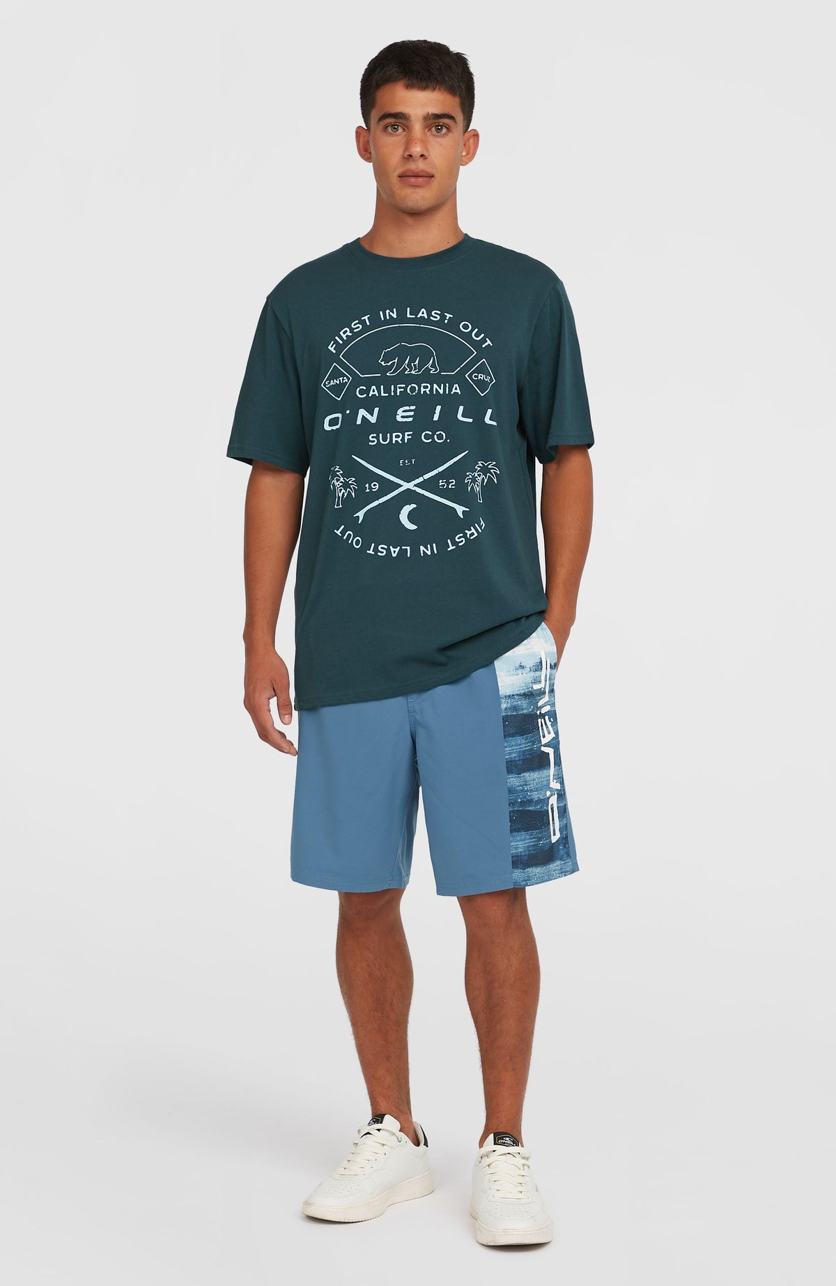 Jack O'Neill Muir T-Shirt für Herren, blau mit Logo-Print in Weiß, getragen am Model in Ganzkörperansicht