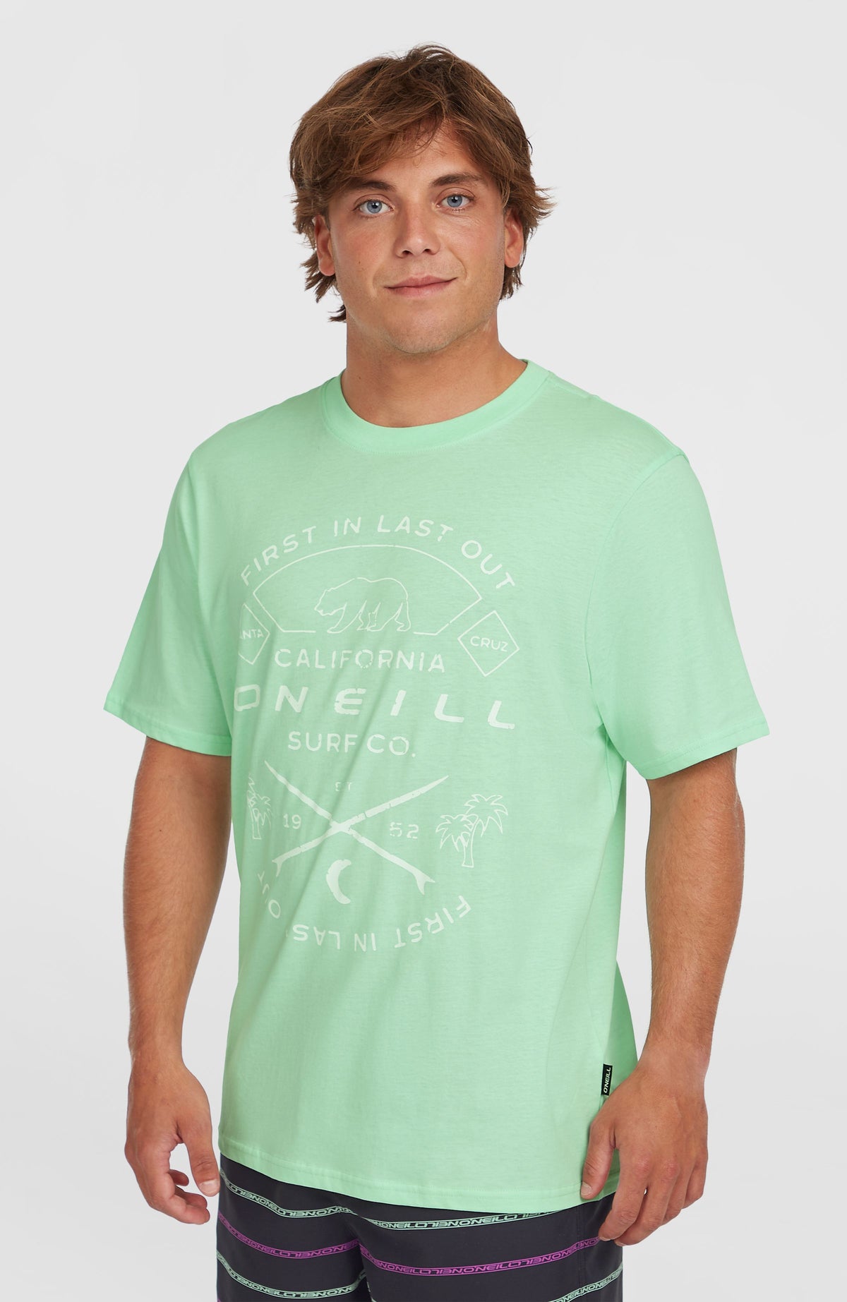 Jack O'Neill Muir T-Shirt für Herren, grün mit Grafik-Print in Weiß, Vorderansicht am Model