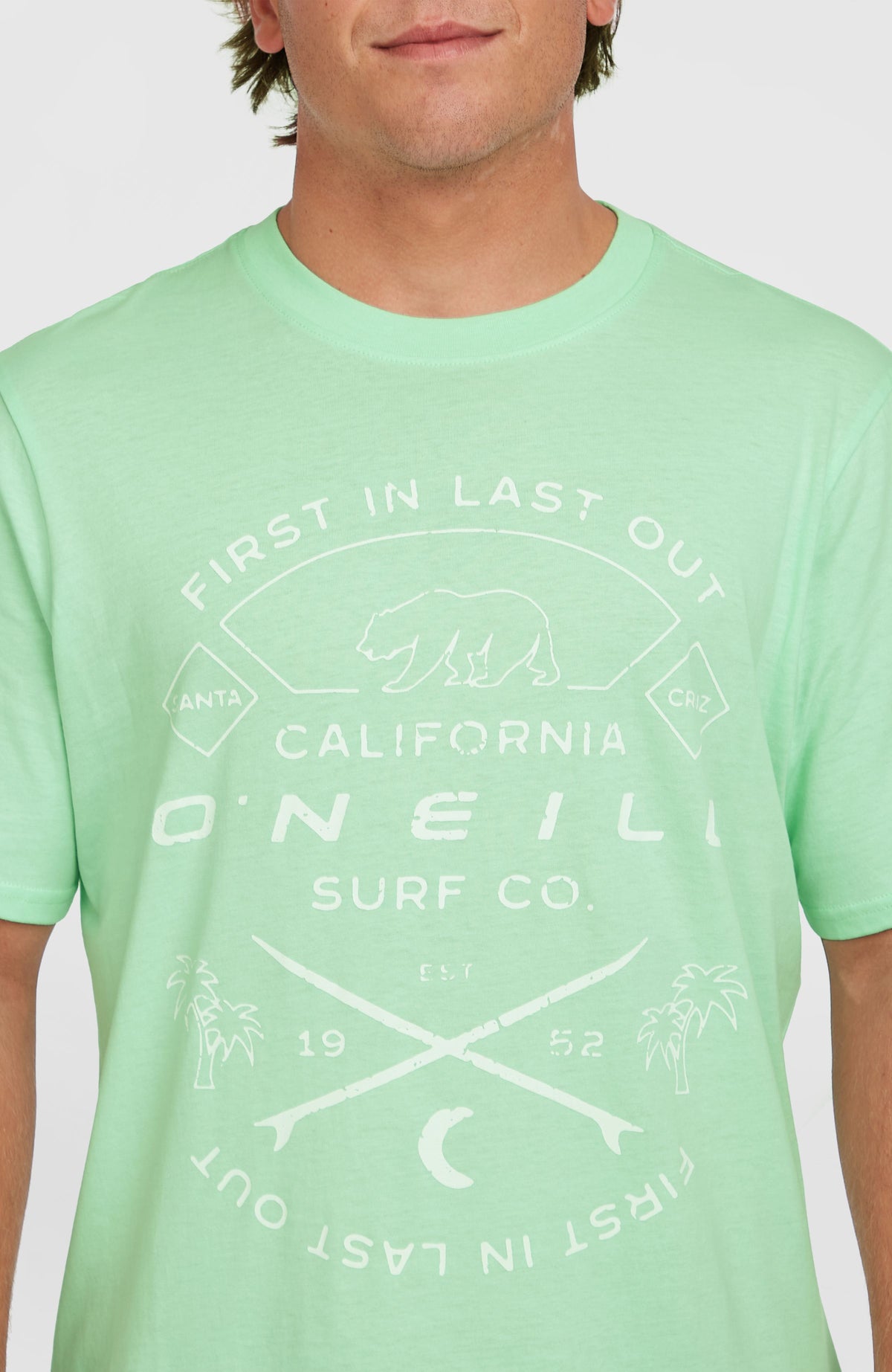 Nahaufnahme des weißen Grafik-Prints auf der Brust des grünen Jack O'Neill Muir T-Shirts