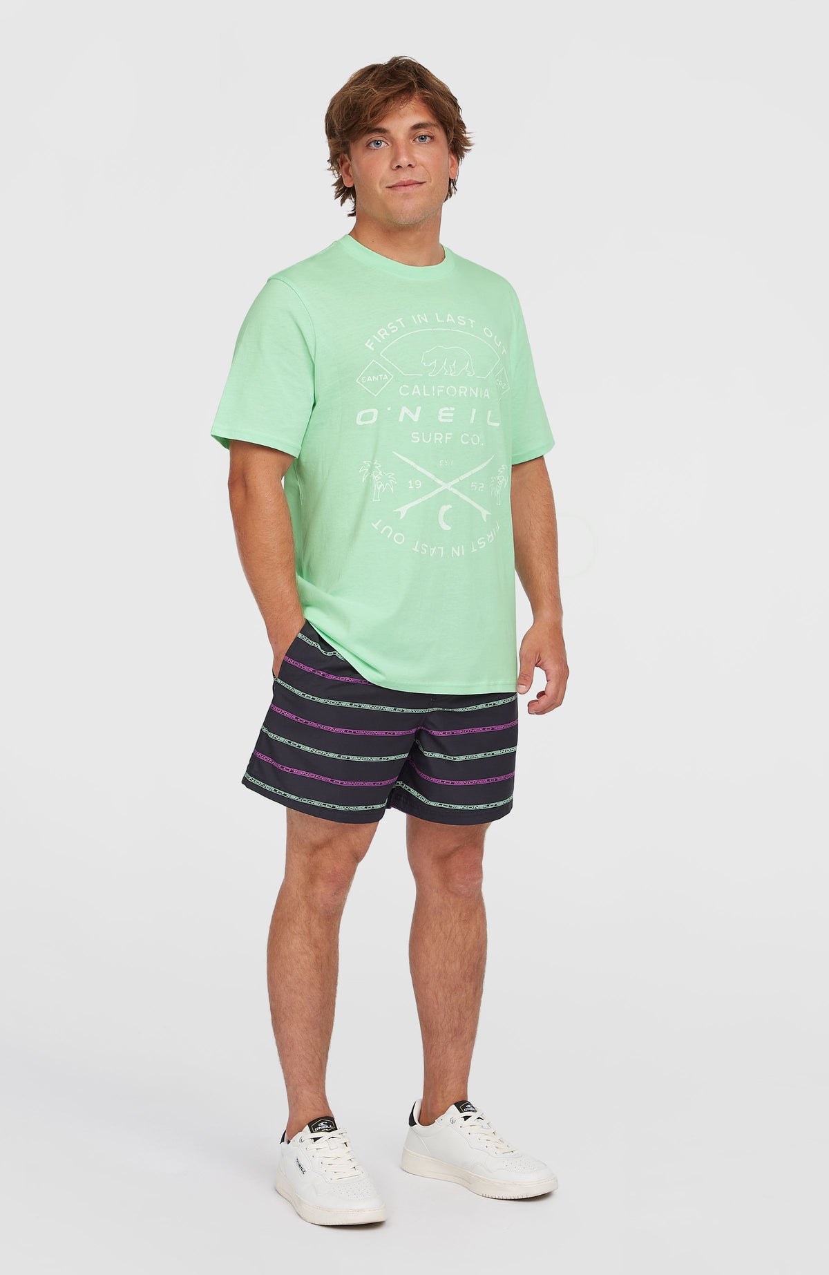 Jack O'Neill Muir T-Shirt für Herren, grün mit Grafik-Print in Weiß, Ganzkörperansicht am Model