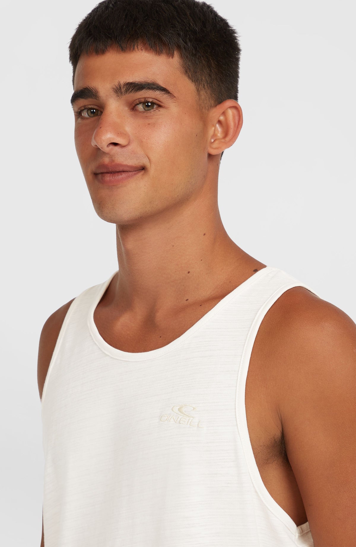 Slub Tanktop für Herren, weiß, Nahaufnahme von Rundhalsausschnitt und dezentem Logo am Model
