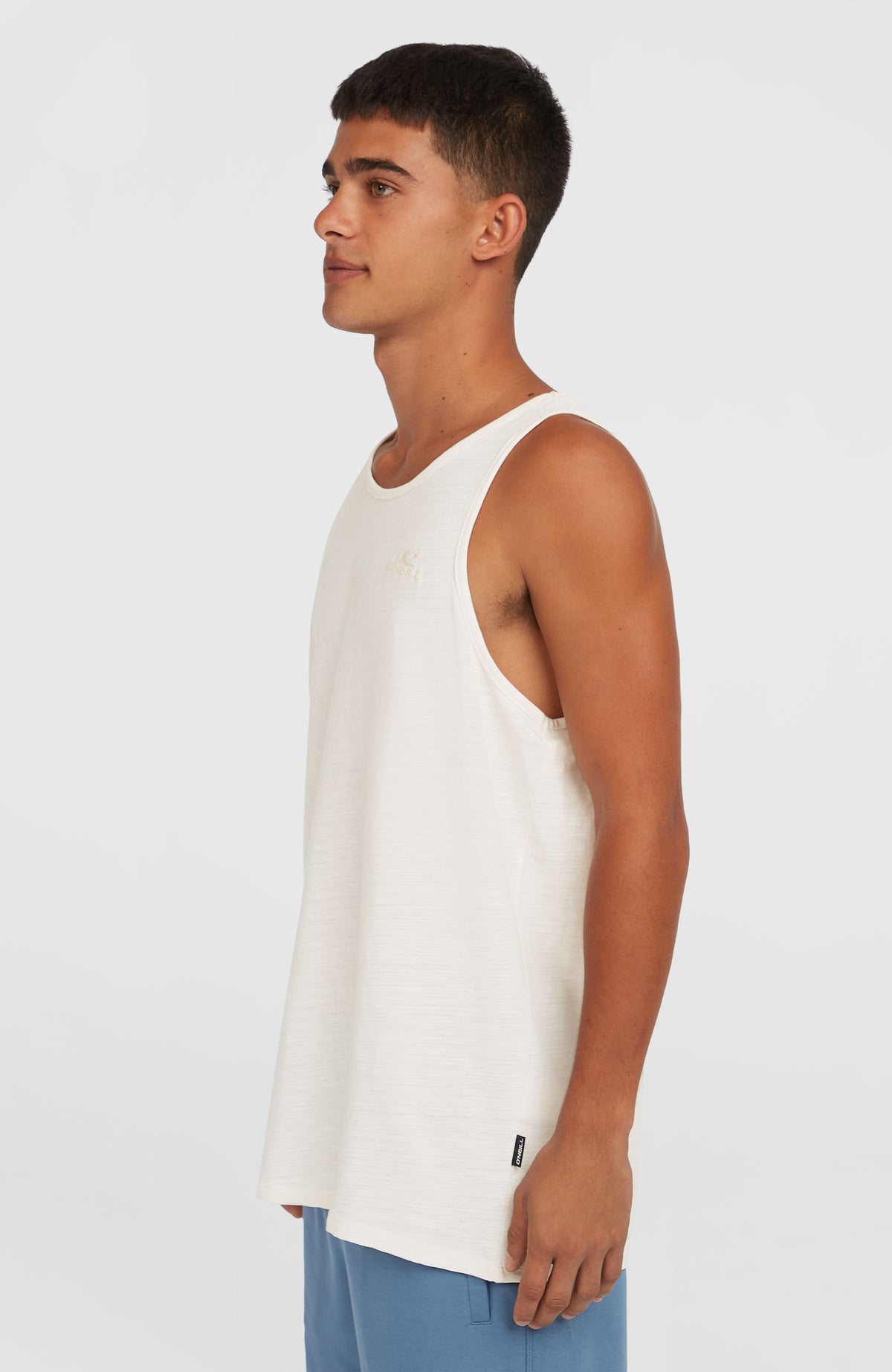 Slub Tanktop für Herren, weiß, Seitenansicht am Model mit Logo-Etikett am Saum