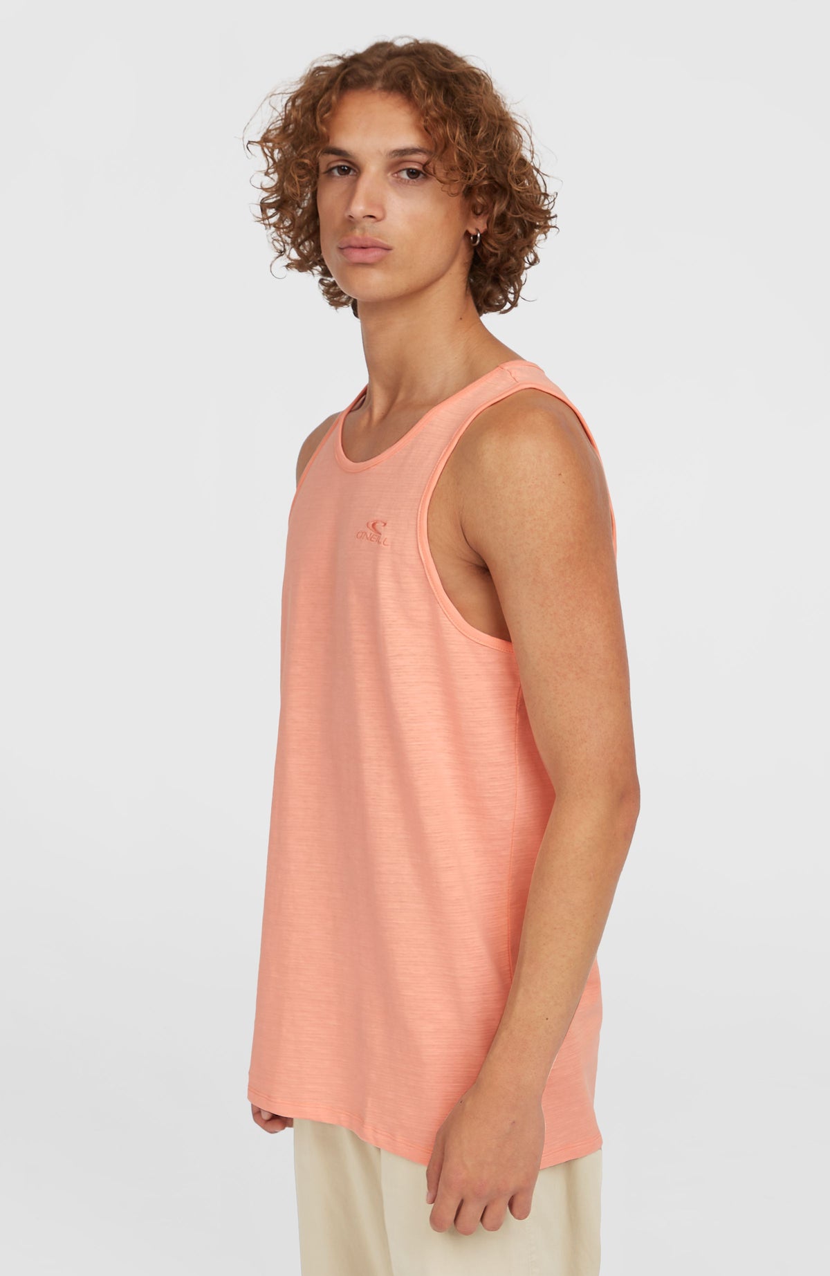 Pinkes Slub Tanktop für Herren, Seitenansicht am Model